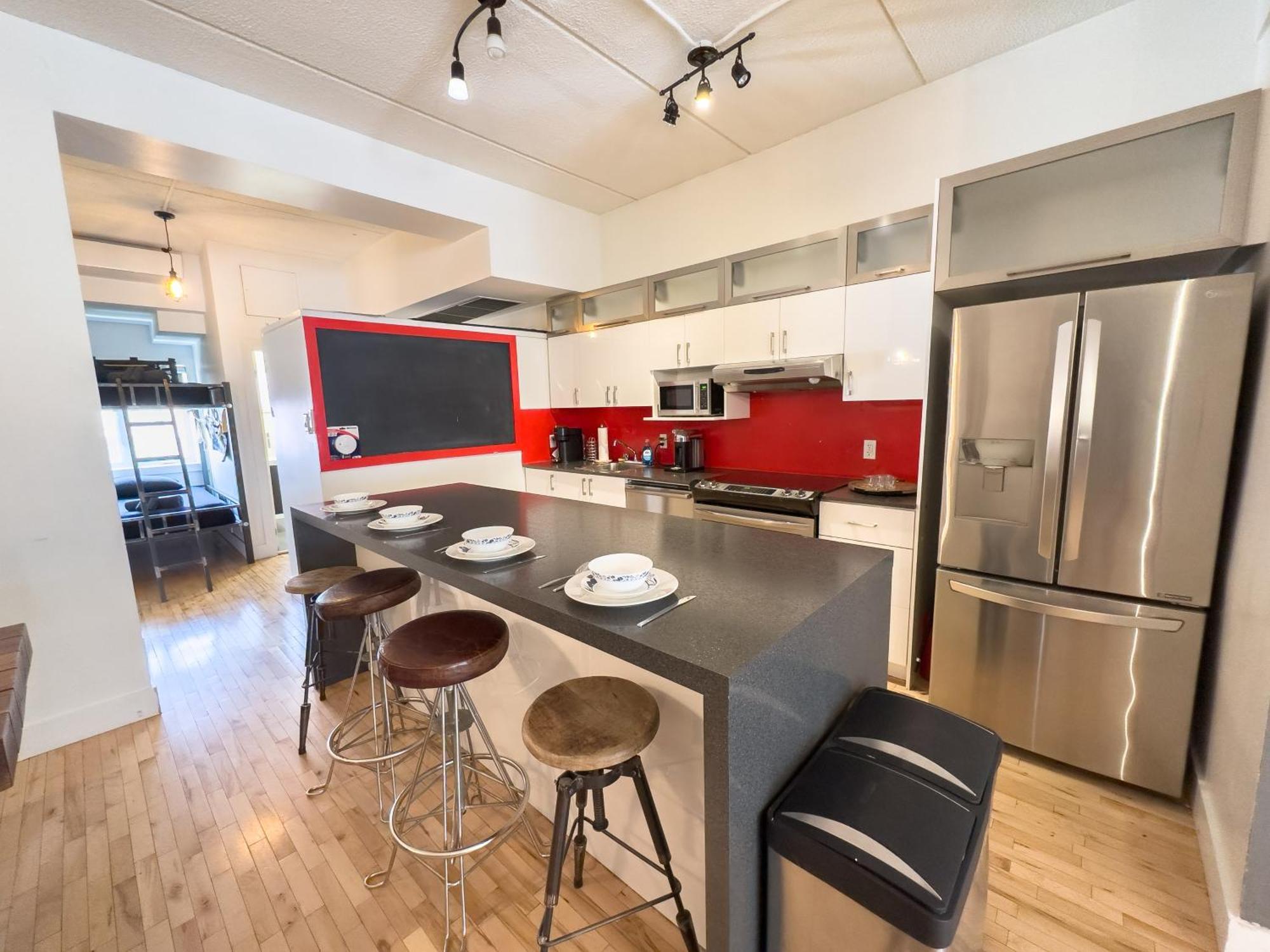 Luxury 5-bedroom Pool Table 5 Min From Jarry Metro Montreal