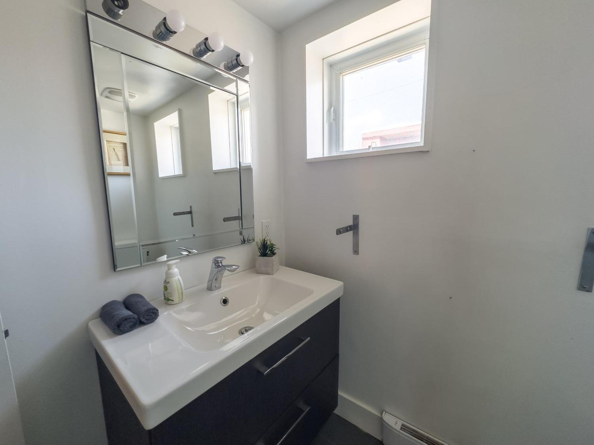 Luxury 5-bedroom Pool Table 5 Min From Jarry Metro *