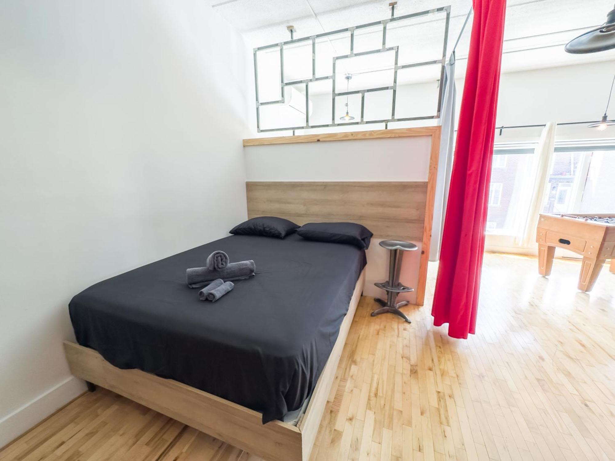 Apartment Luxury 5-bedroom Pool Table 5 Min From Jarry Metro Montreal