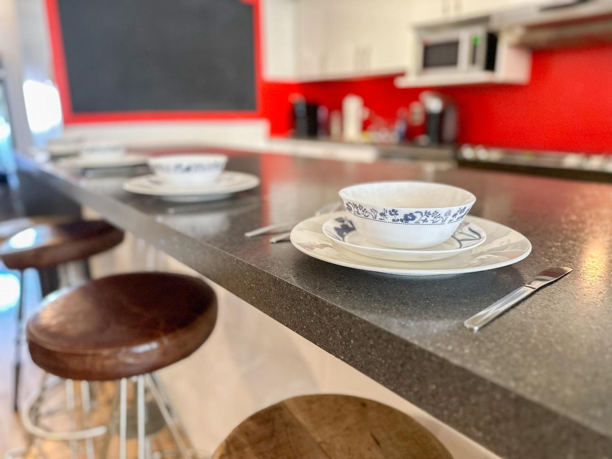 Apartment Luxury 5-bedroom Pool Table 5 Min From Jarry Metro Montreal