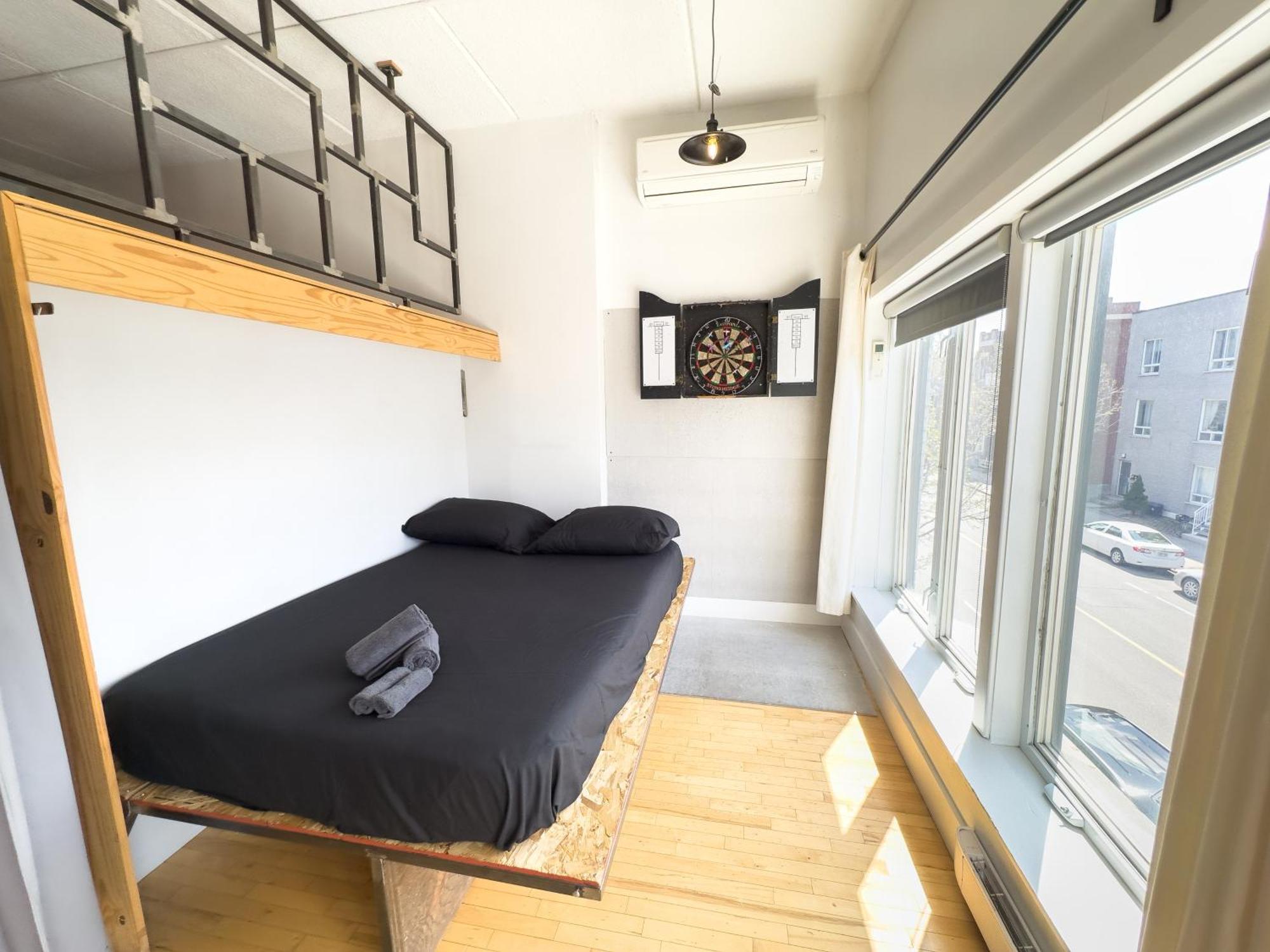 Luxury 5-bedroom Pool Table 5 Min From Jarry Metro * Montreal