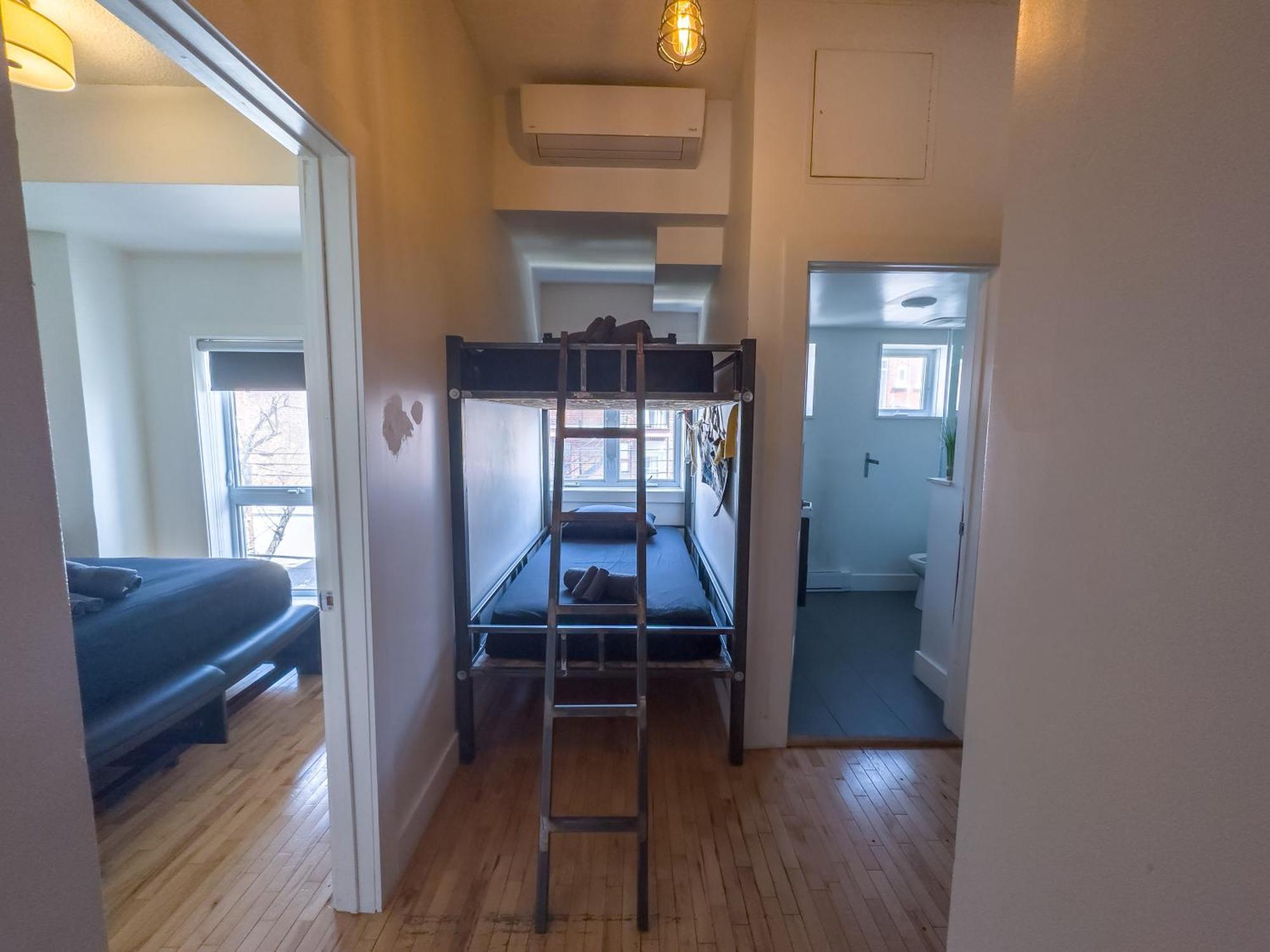 Luxury 5-bedroom Pool Table 5 Min From Jarry Metro * Montreal
