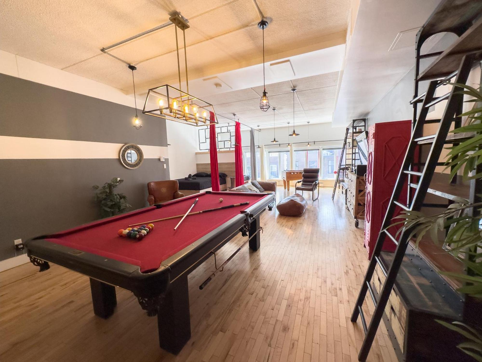 Luxury 5-bedroom Pool Table 5 Min From Jarry Metro *