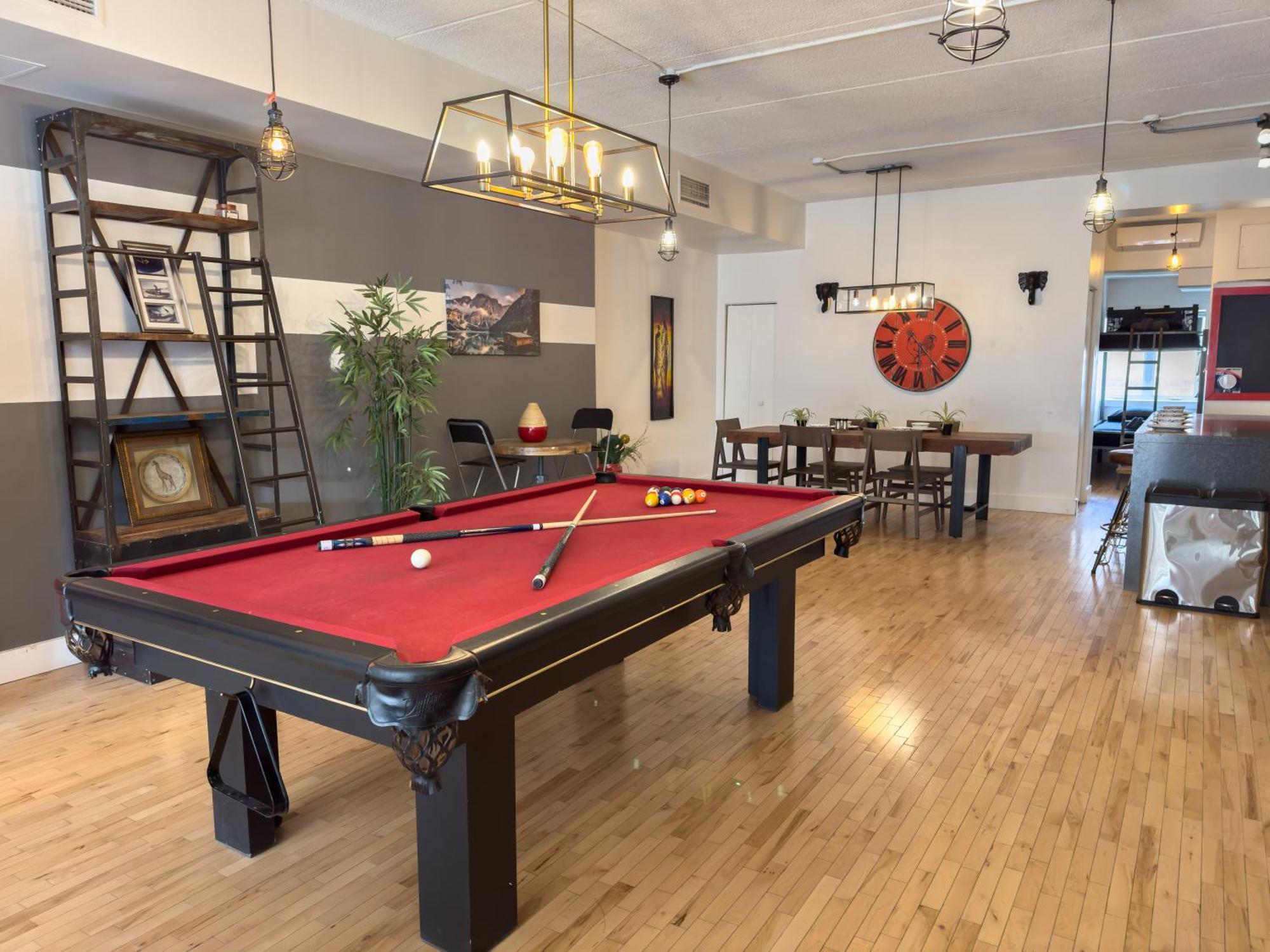 Luxury 5-bedroom Pool Table 5 Min From Jarry Metro * Montreal