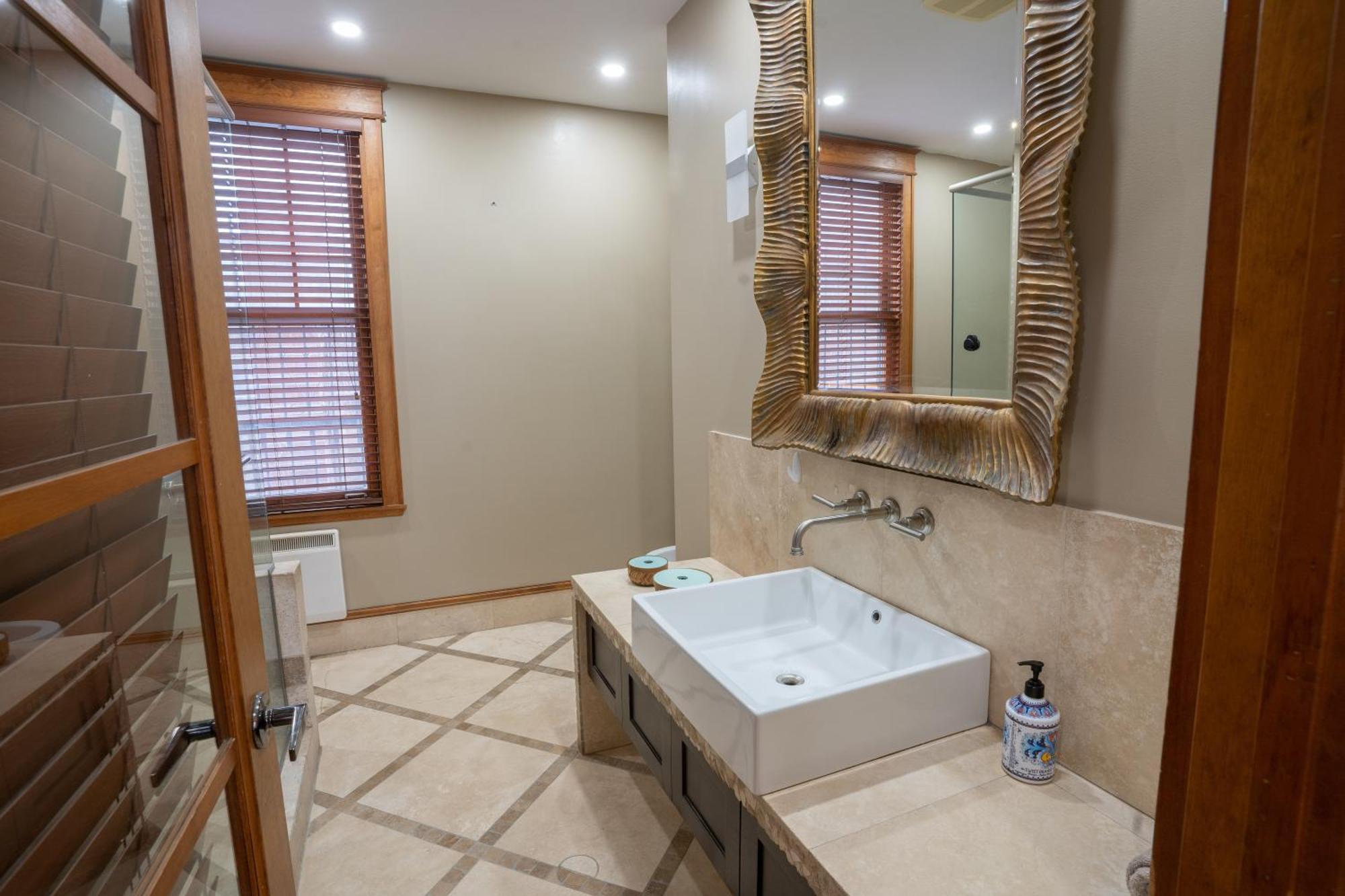 Chic 2br In Little Italy 2mins To Metro * Montreal