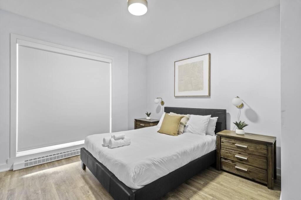 Stylish 2 Bedroom Haven By Jean Talon Market Apartment Montreal