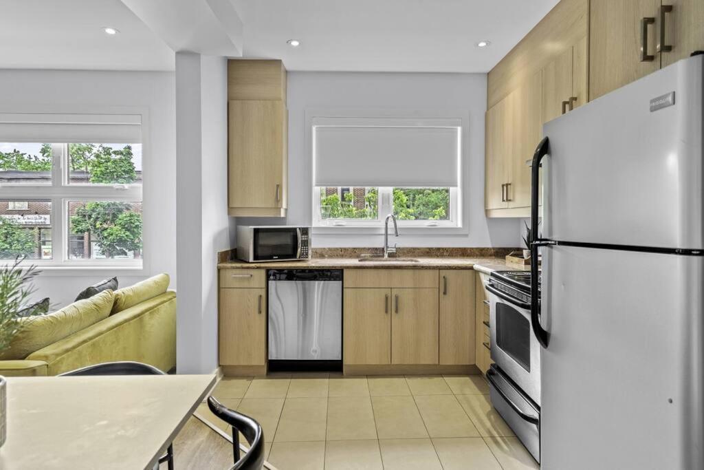 Stylish 2 Bedroom Haven By Jean Talon Market * Montreal