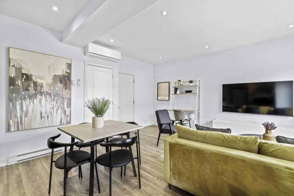 Stylish 2 Bedroom Haven By Jean Talon Market *