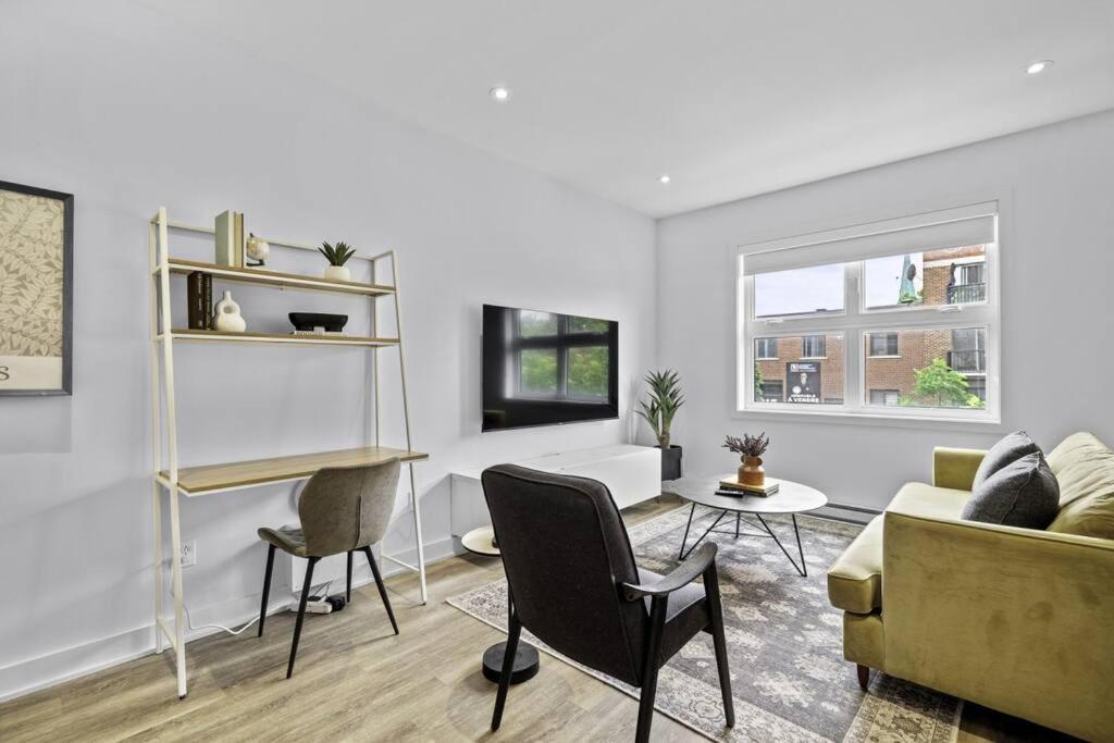 Stylish 2 Bedroom Haven By Jean Talon Market Apartment *