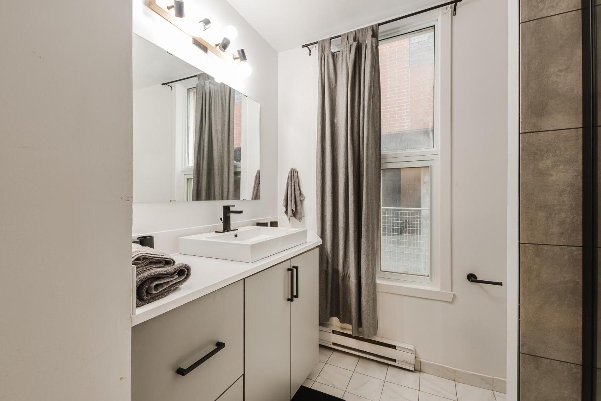 Casakaia Cozy 2 Bdr With Backyard And Parking Apartment *