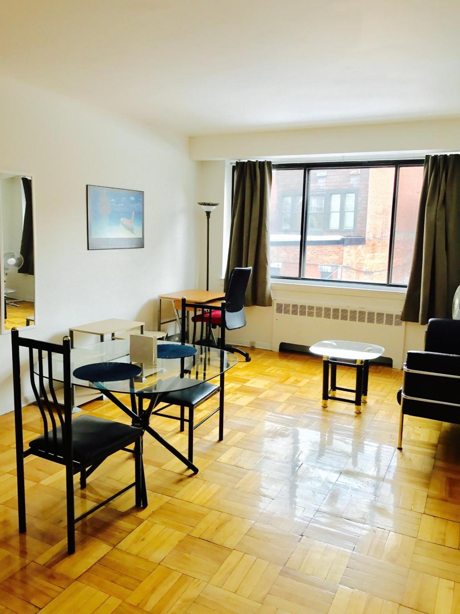 Stylish Comfortable In The Golden Square Mile Apartment *