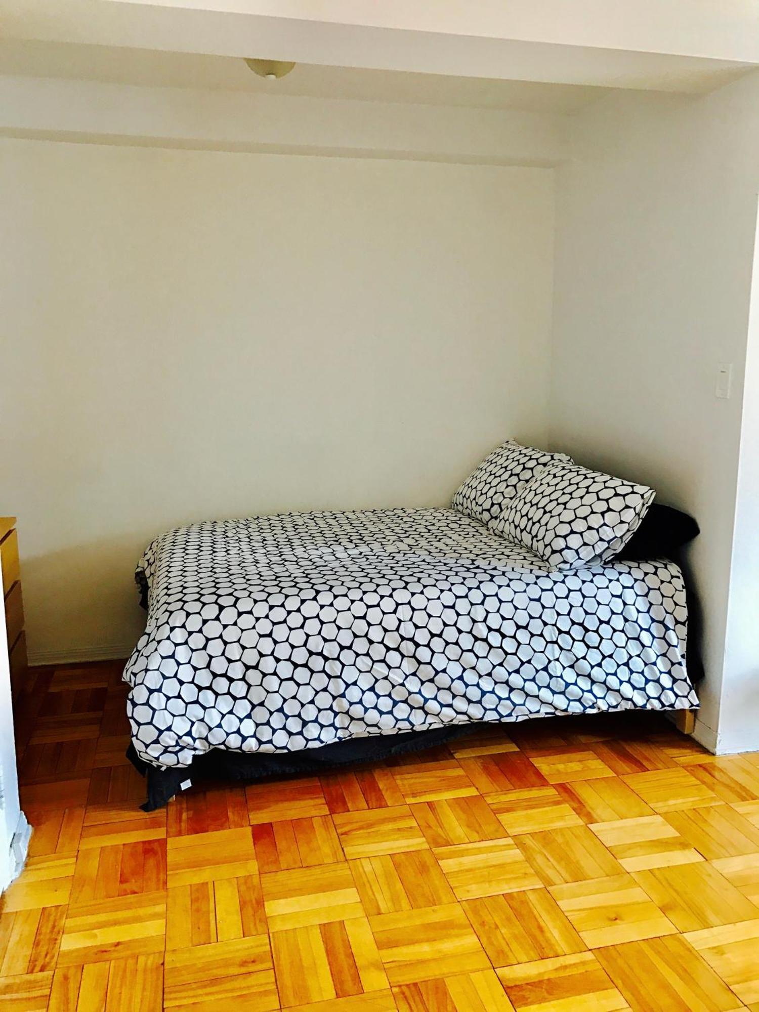 Stylish Comfortable In The Golden Square Mile Apartment