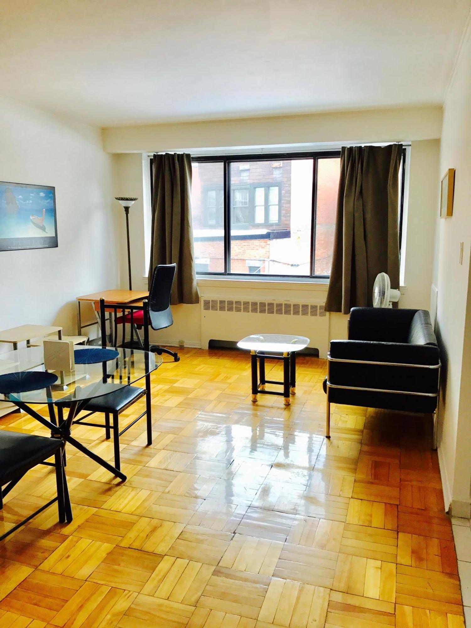 Stylish Comfortable In The Golden Square Mile Apartment *