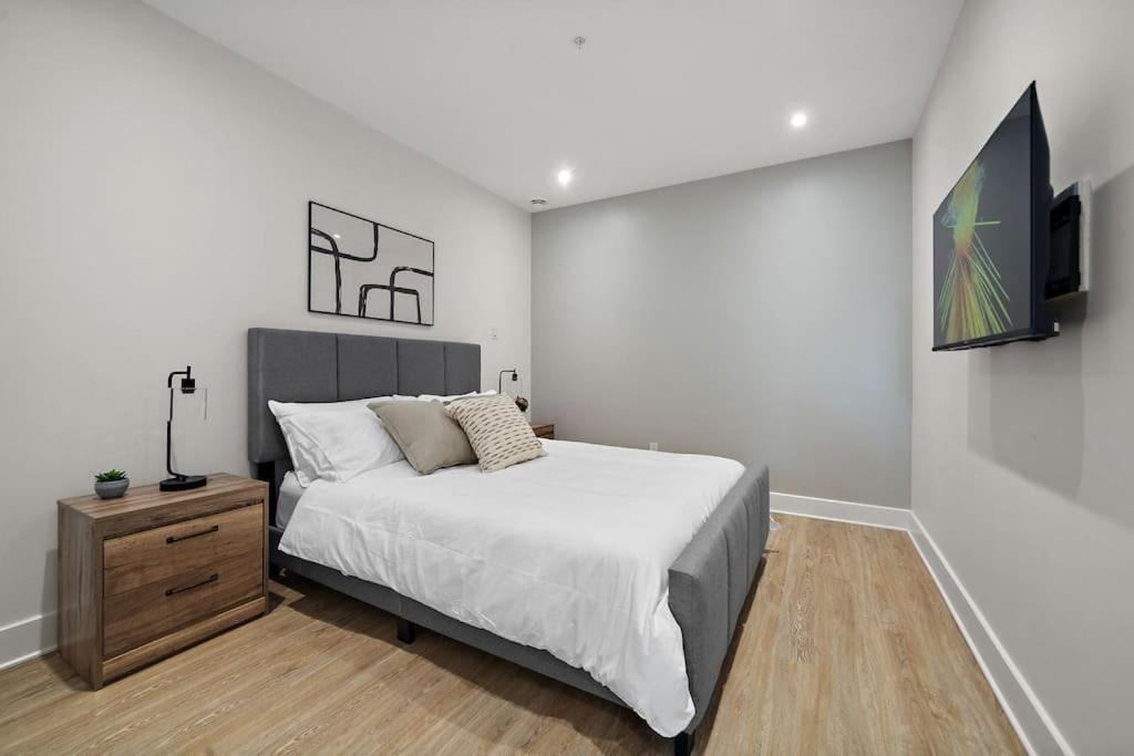 Apartment 511 Place D'armes 3br 62 *