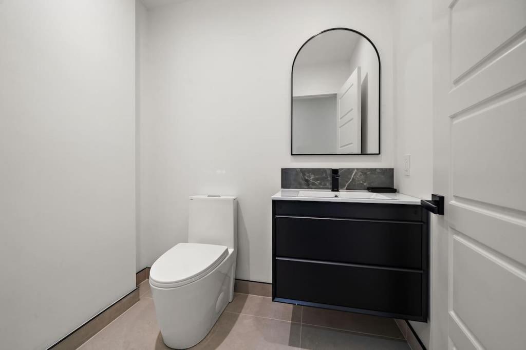 Apartment 511 Place D'armes 3br 62 *