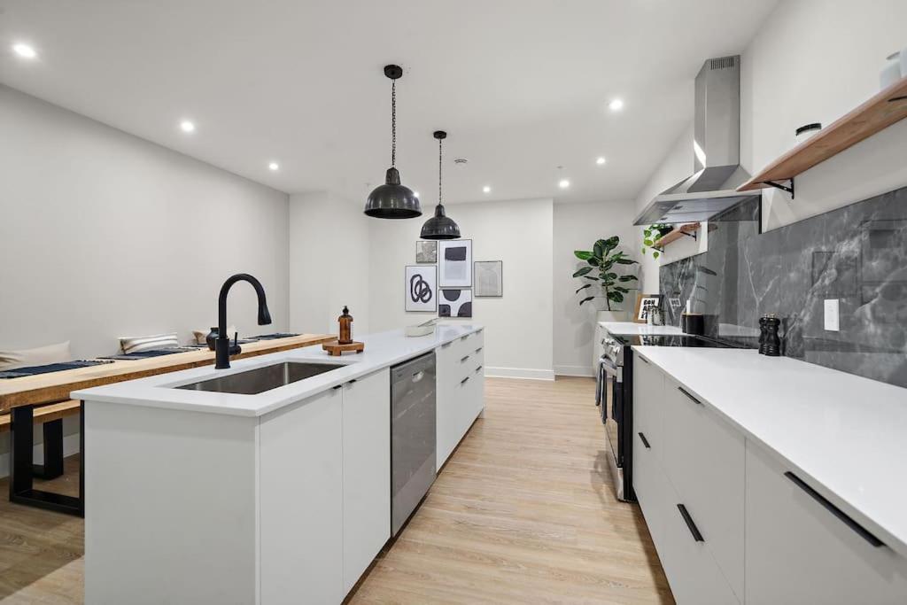 511 Place D'armes 3br 62 Apartment *