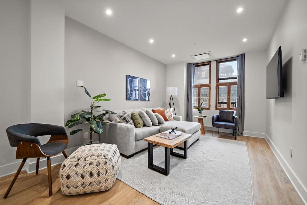 511 Place D'armes 3br 62 Apartment Montreal