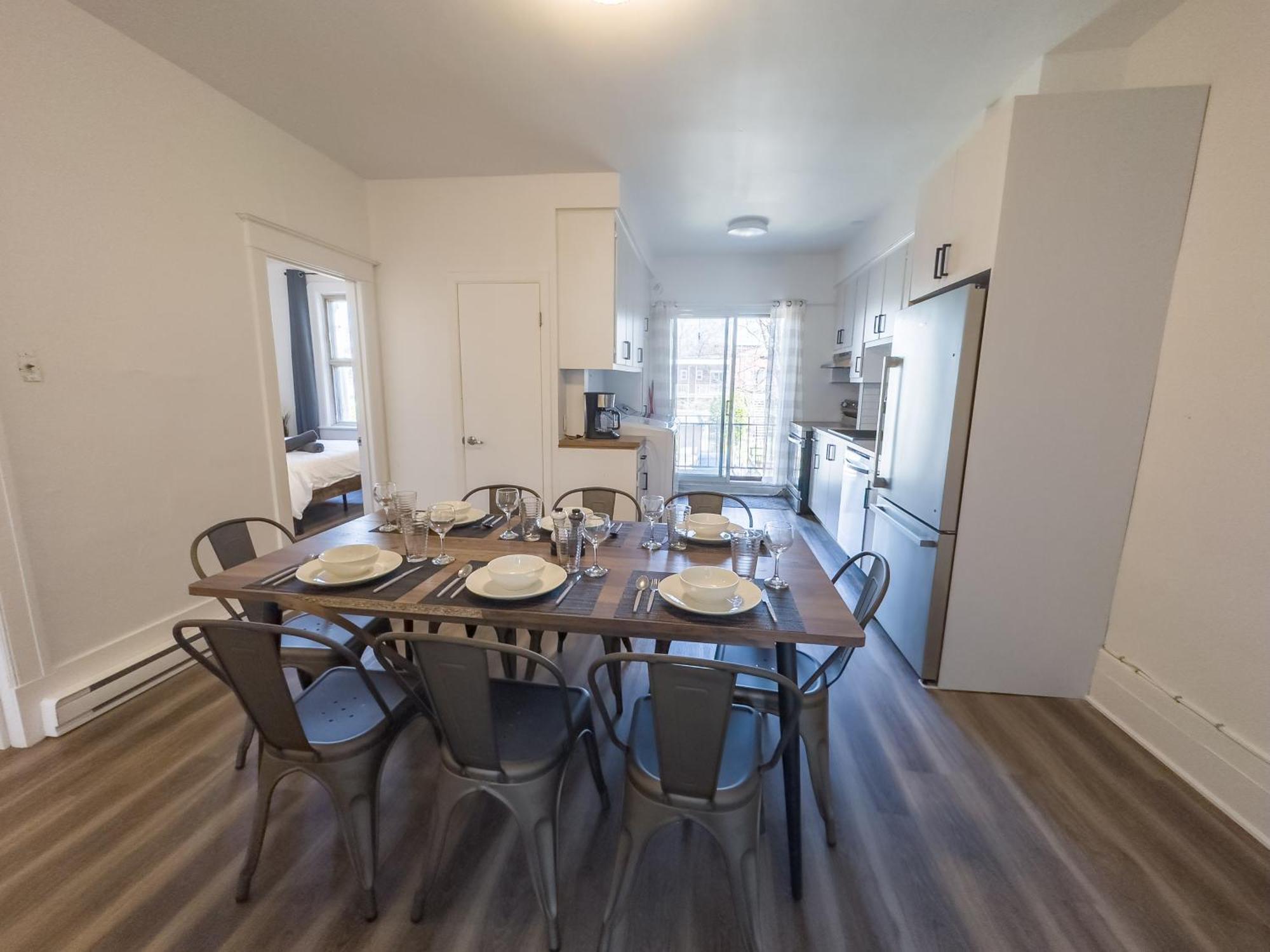Superb 4 Beds 5mins To Beaubien Metro Apartment
