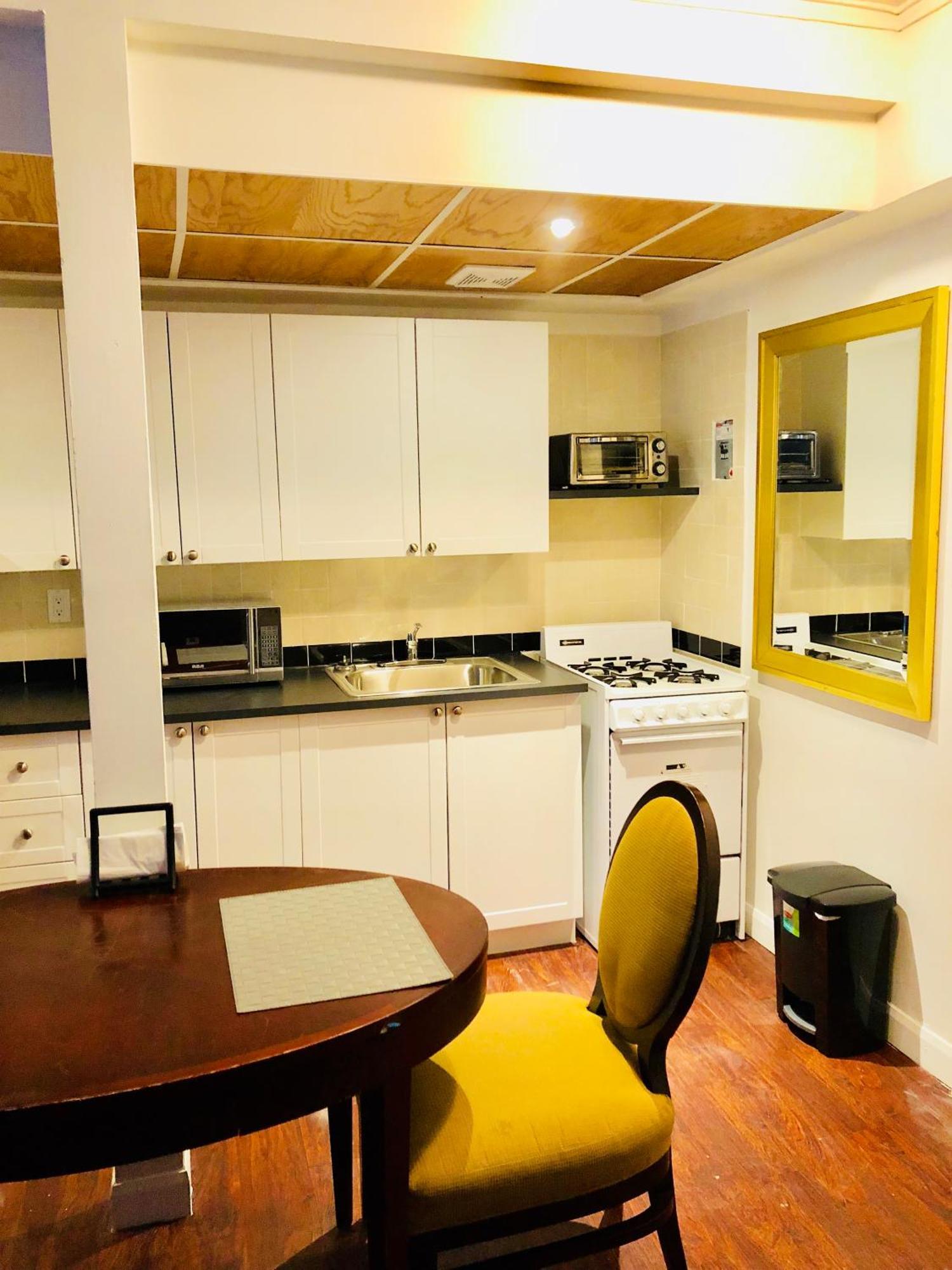Stylish Comfortable In The Golden Square Mile Montreal