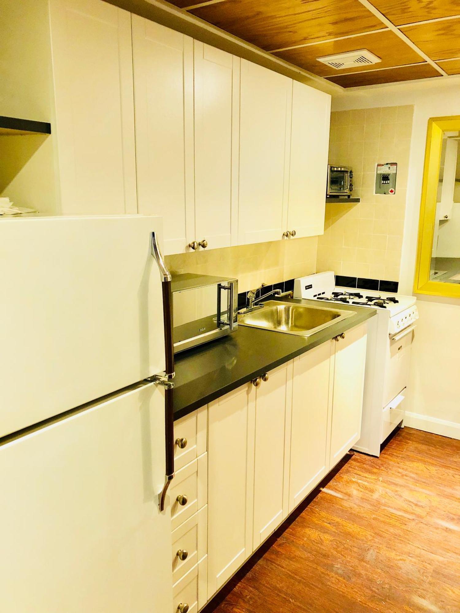 Stylish Comfortable In The Golden Square Mile Apartment