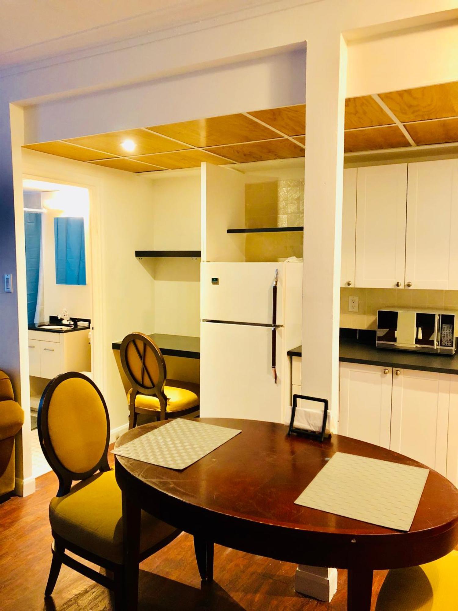 Stylish Comfortable In The Golden Square Mile Apartment *