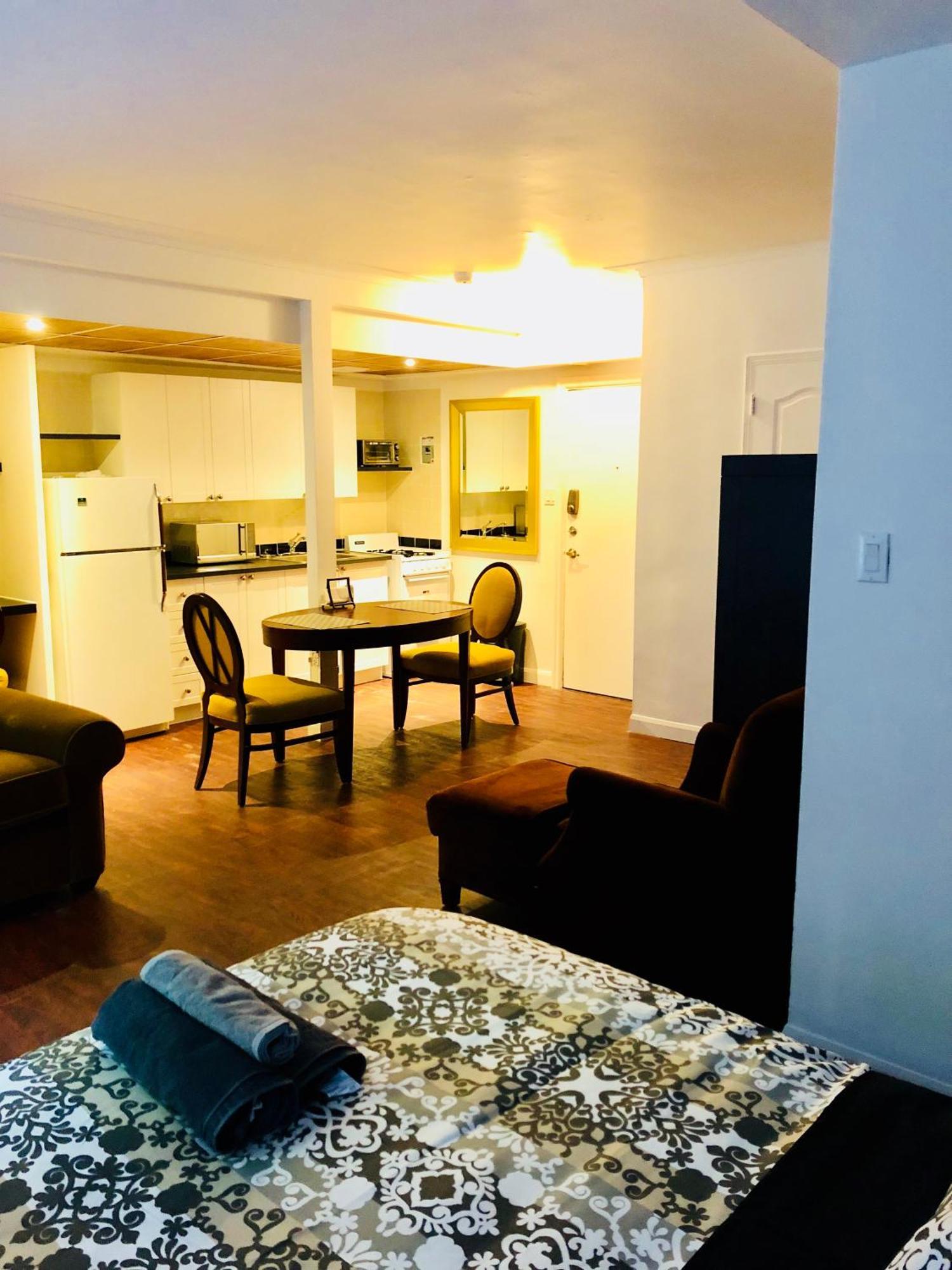Stylish Comfortable In The Golden Square Mile Apartment Montreal
