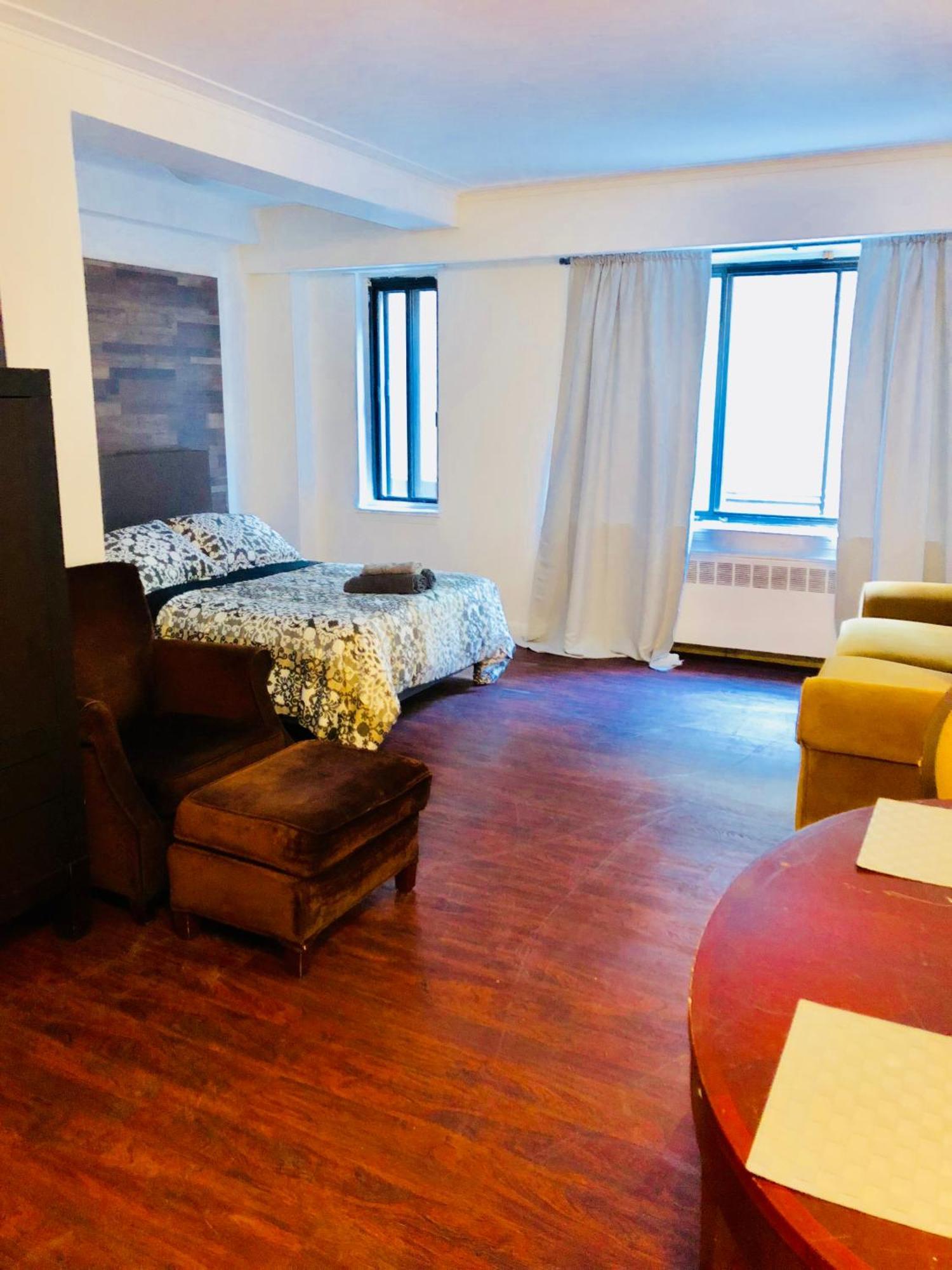 Stylish Comfortable In The Golden Square Mile Apartment
