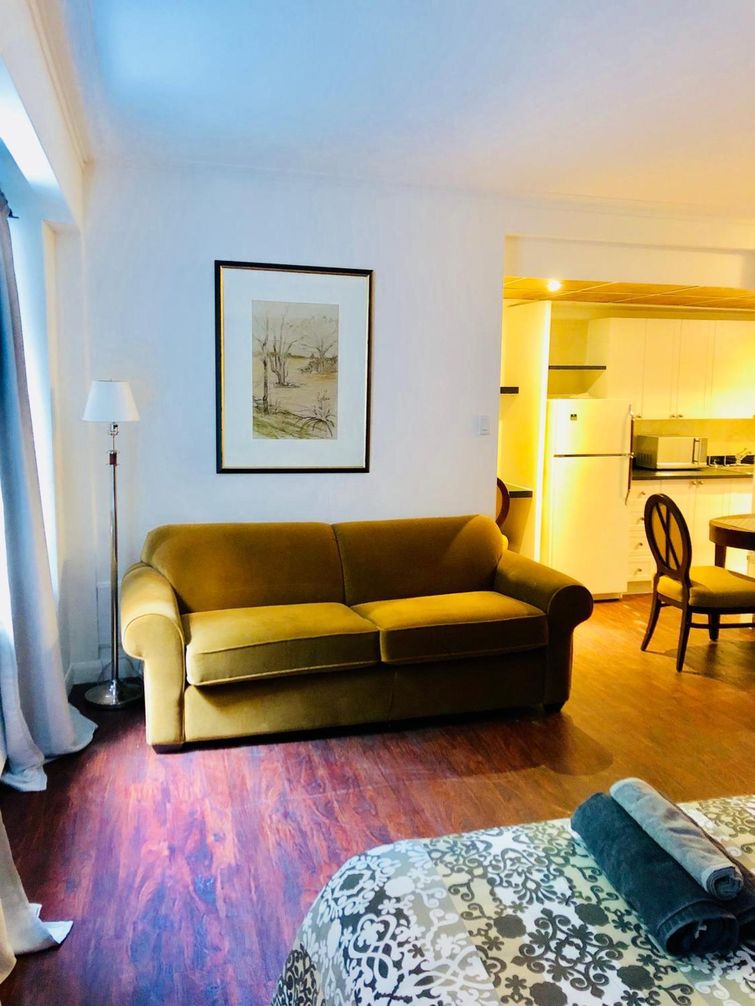 Stylish Comfortable In The Golden Square Mile Montreal