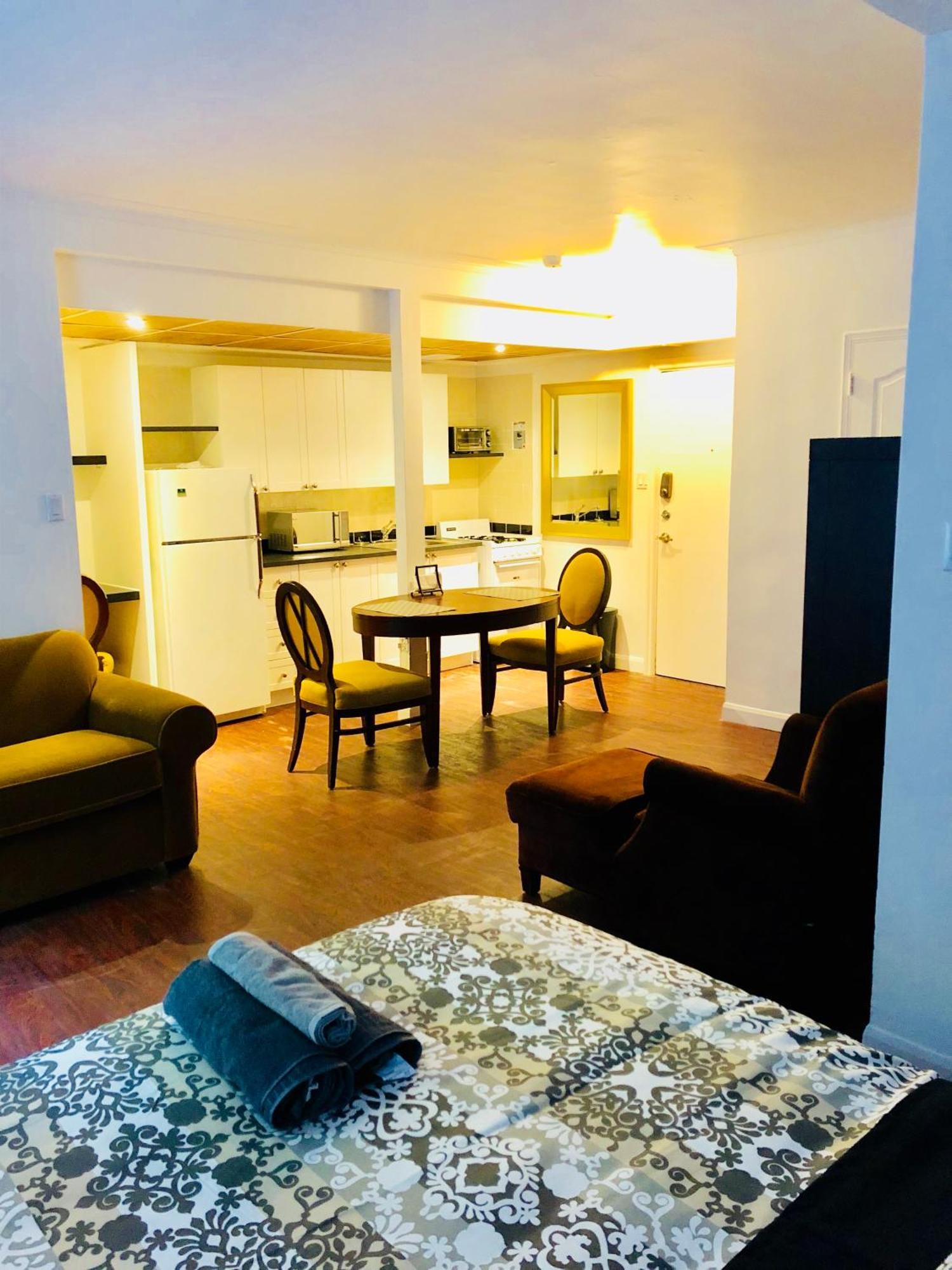 Stylish Comfortable In The Golden Square Mile Apartment