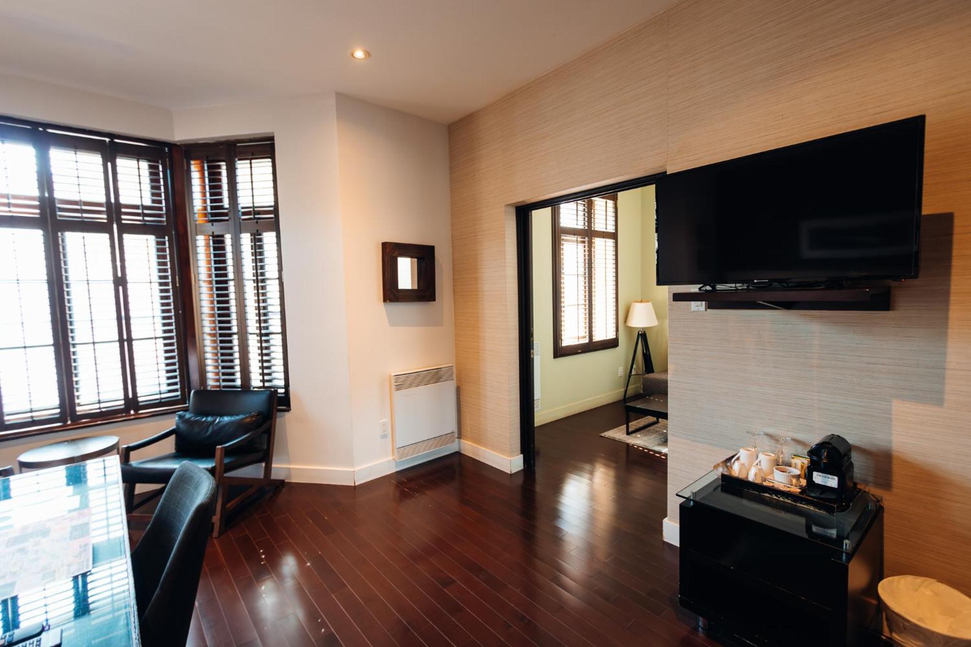 Self Check-in Boutique - Quartier Latin - 201 Montreal