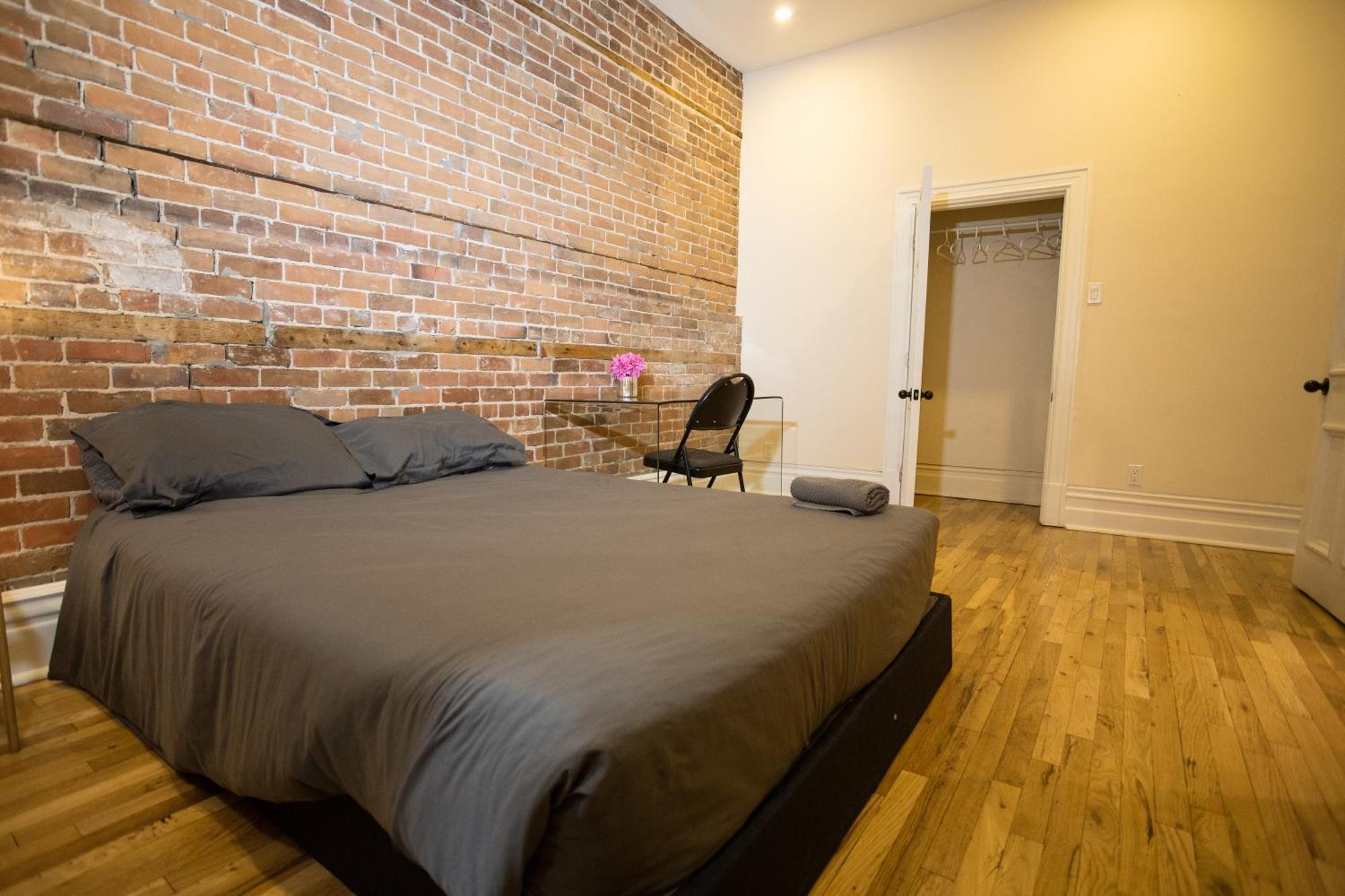 Spacious Downtown Apartment, 4br-2ba,free Wifi