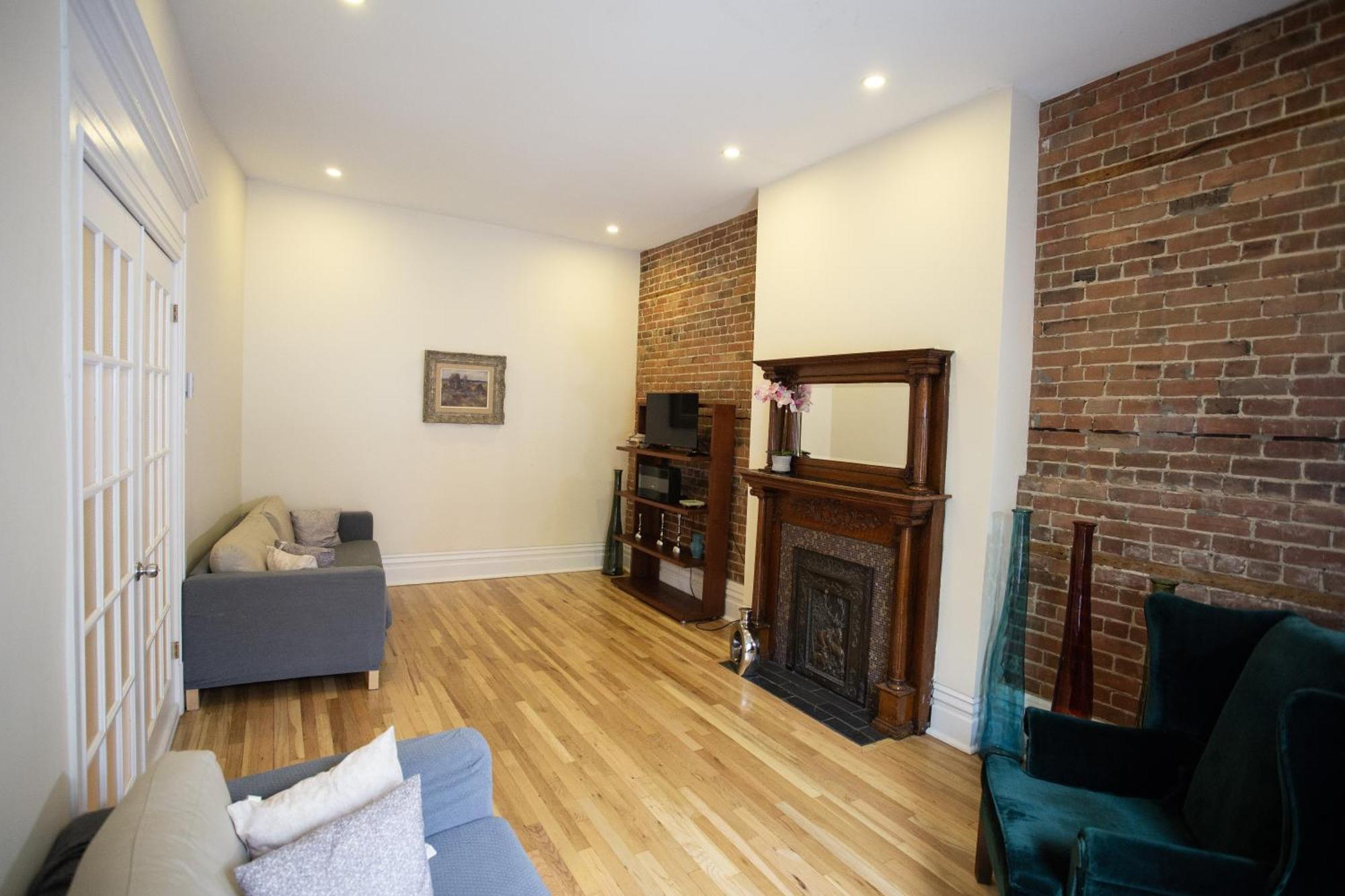 Spacious Downtown Apartment, 4br-2ba,free Wifi *