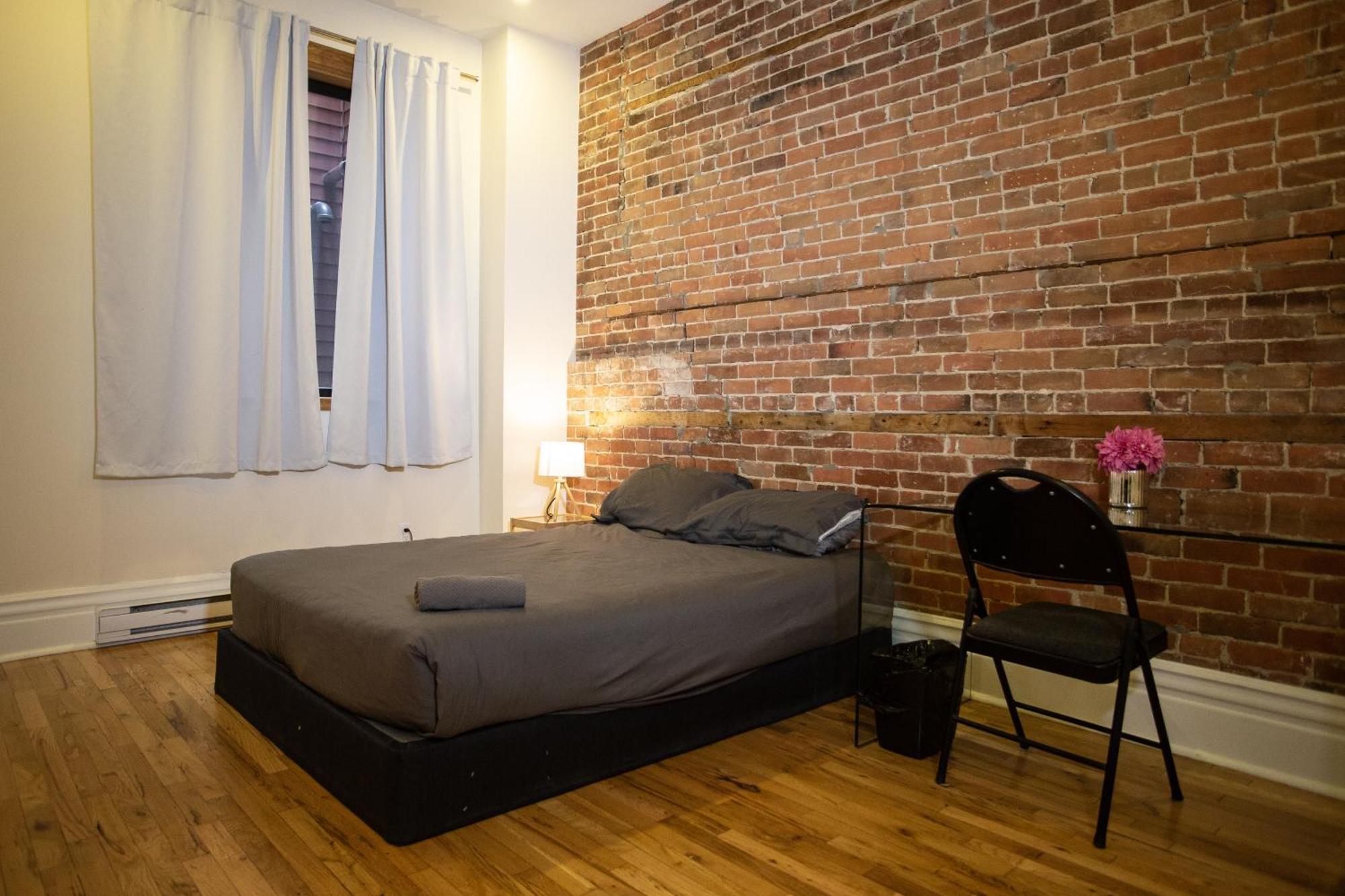 Spacious Downtown Apartment, 4br-2ba,free Wifi Apartment