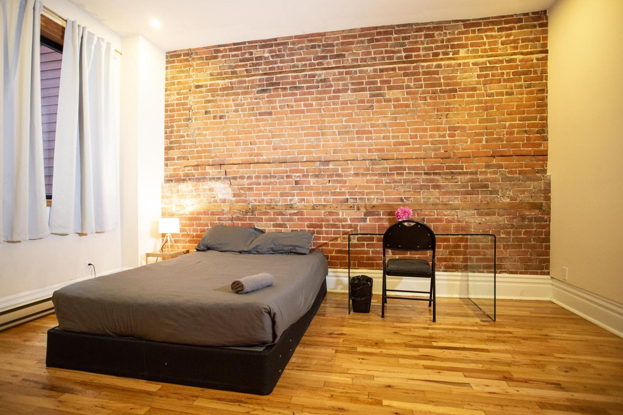 Spacious Downtown Apartment, 4br-2ba,free Wifi Apartment *
