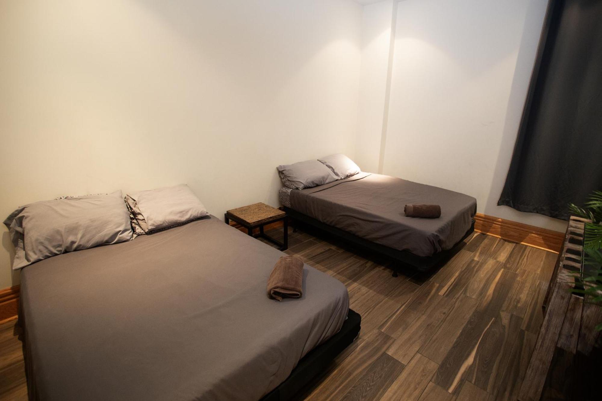 Spacious Downtown Apartment, 4br-2ba,free Wifi Apartment Montreal