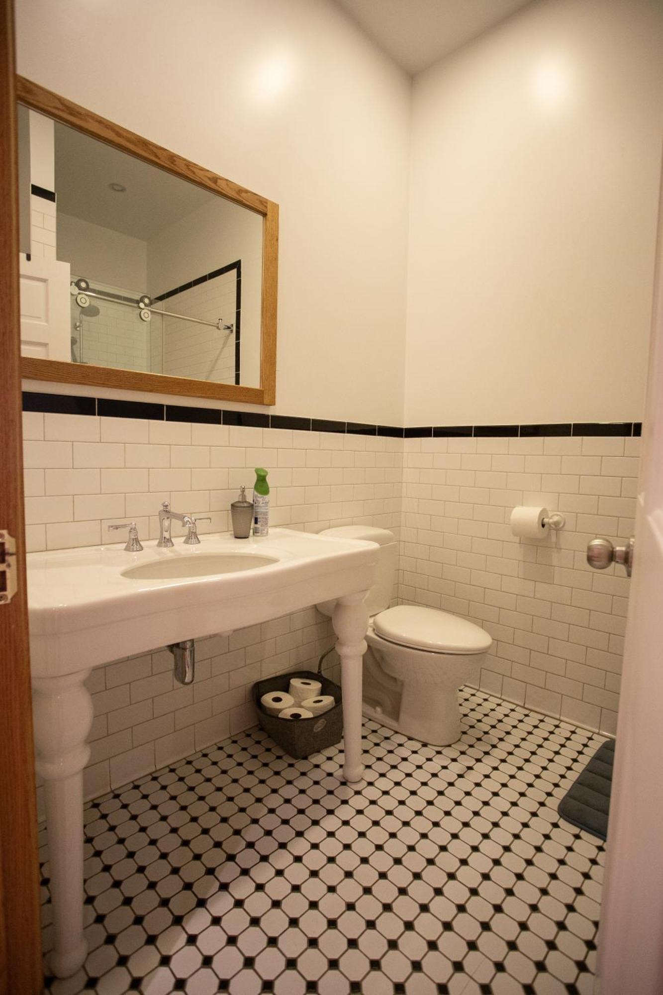 Spacious Downtown Apartment, 4br-2ba,free Wifi * Montreal