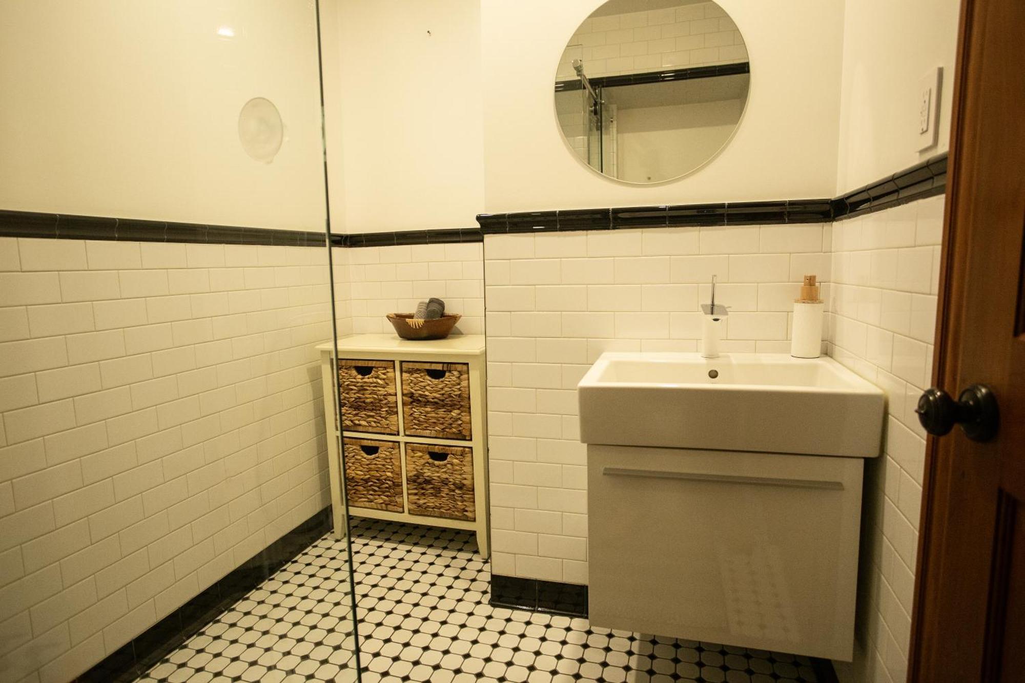 Apartment Luxury Downtown Apartment, 2 Br-2ba, Free Wifi *