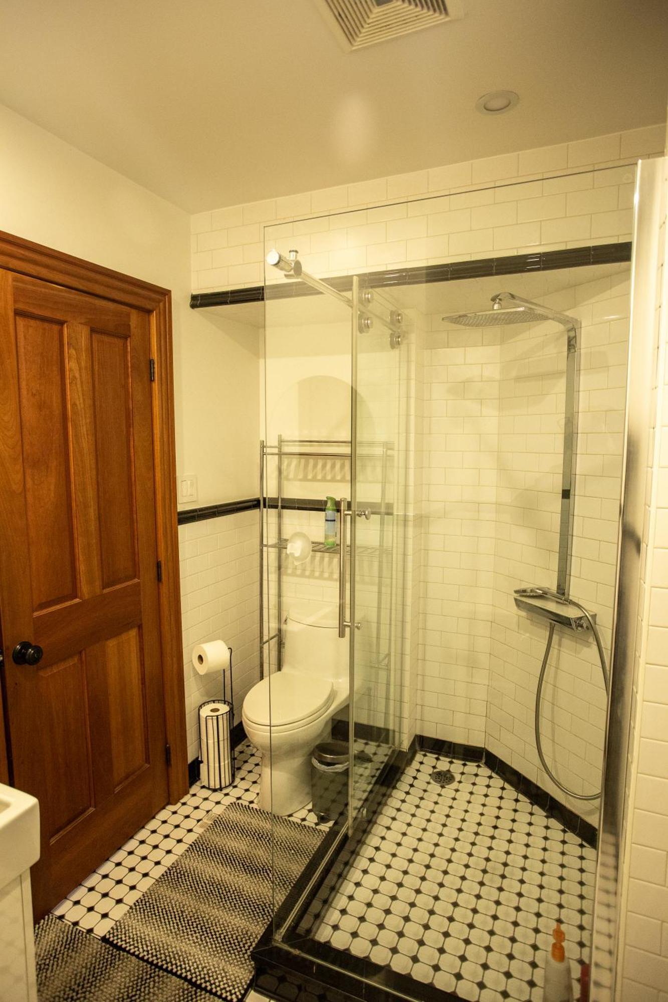 Luxury Downtown Apartment, 2 Br-2ba, Free Wifi *