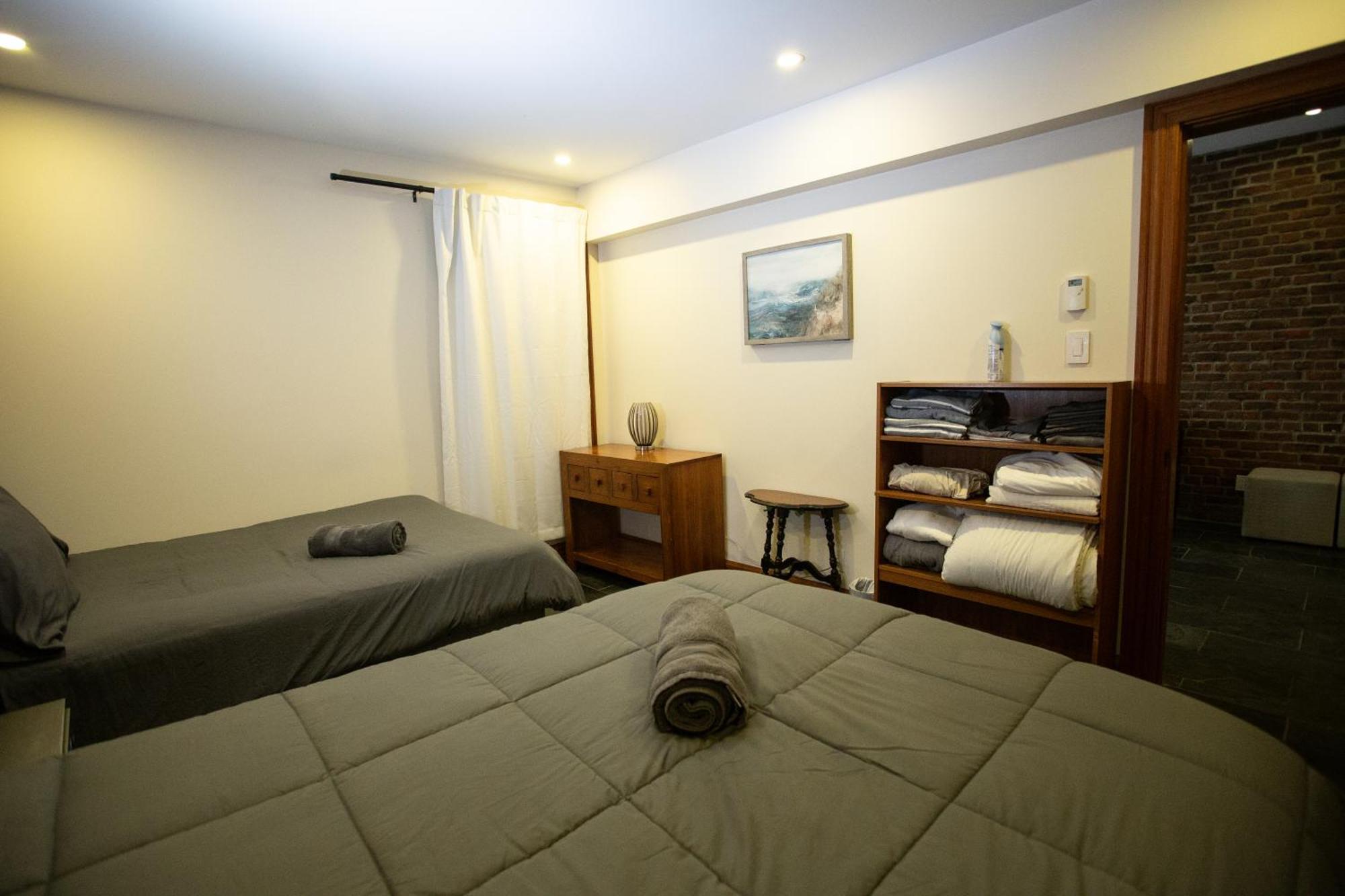 Luxury Downtown Apartment, 2 Br-2ba, Free Wifi Apartment Montreal