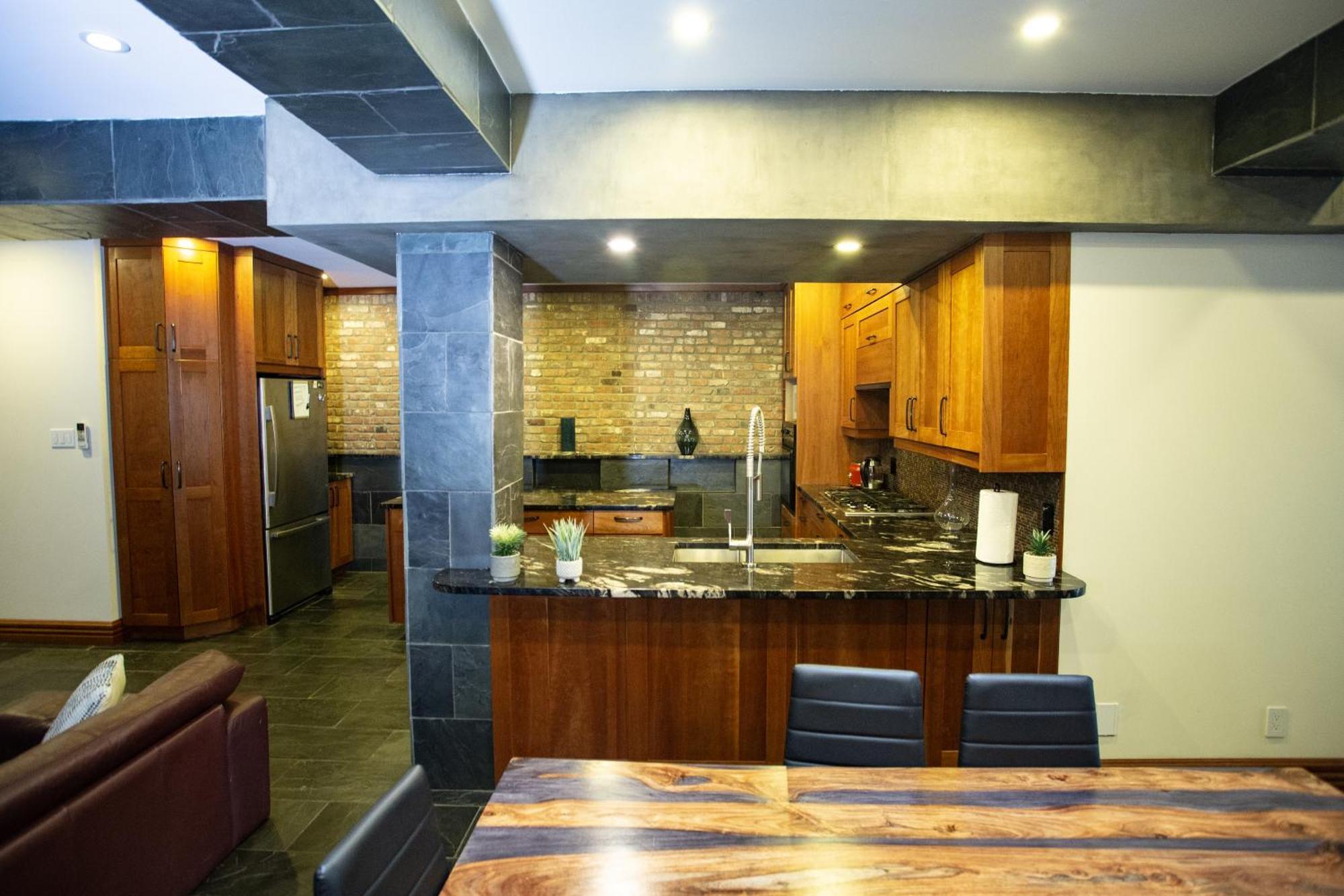 Apartment Luxury Downtown Apartment, 2 Br-2ba, Free Wifi