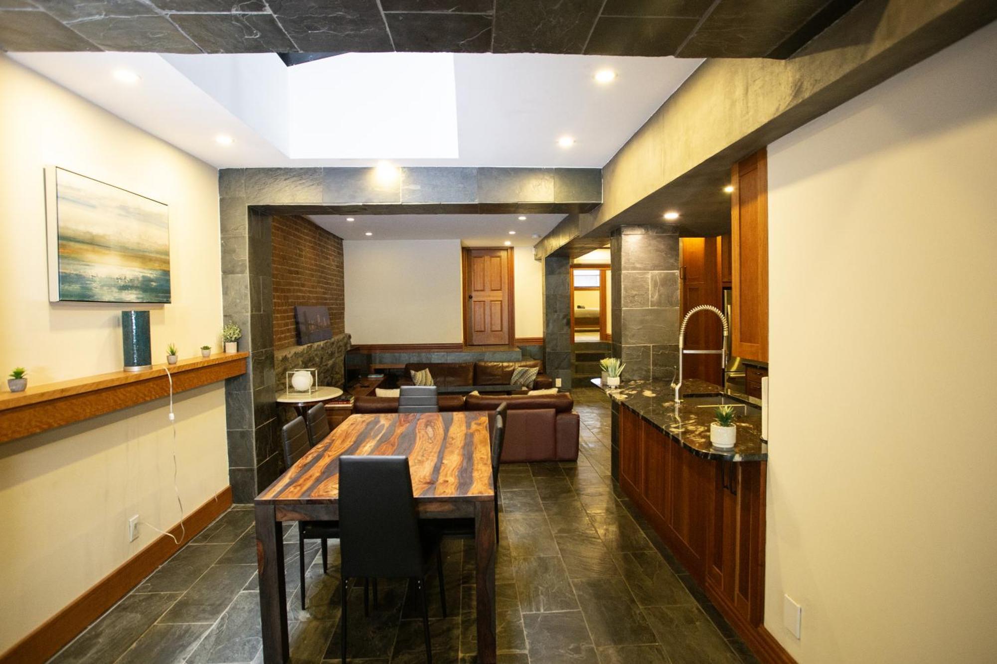 Luxury Downtown Apartment, 2 Br-2ba, Free Wifi Apartment