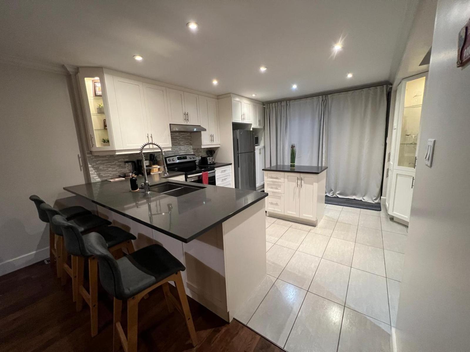 Amazing 3-bedrooms In Rosemont - Apartment *