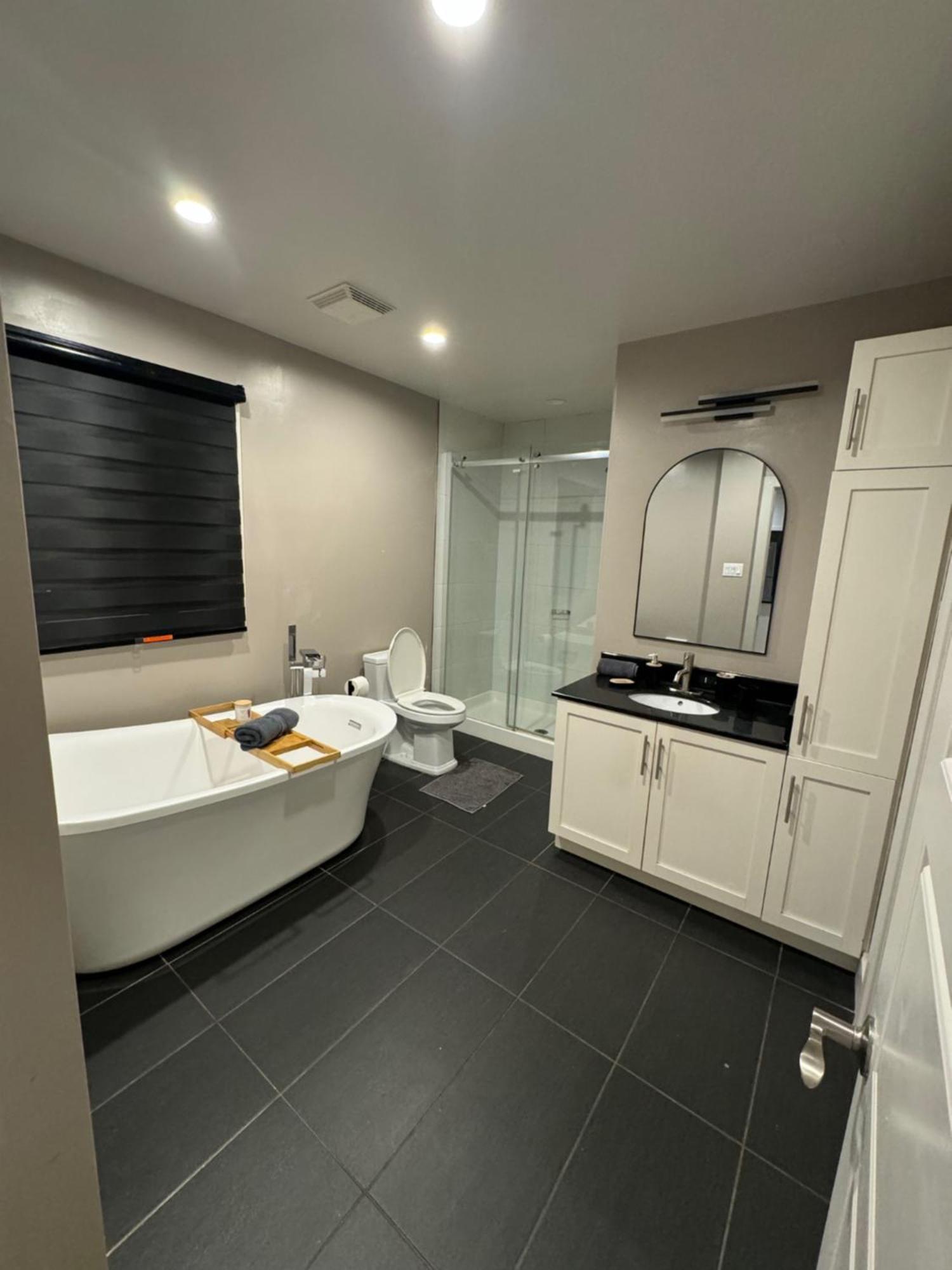 Amazing 3-bedrooms In Rosemont - *