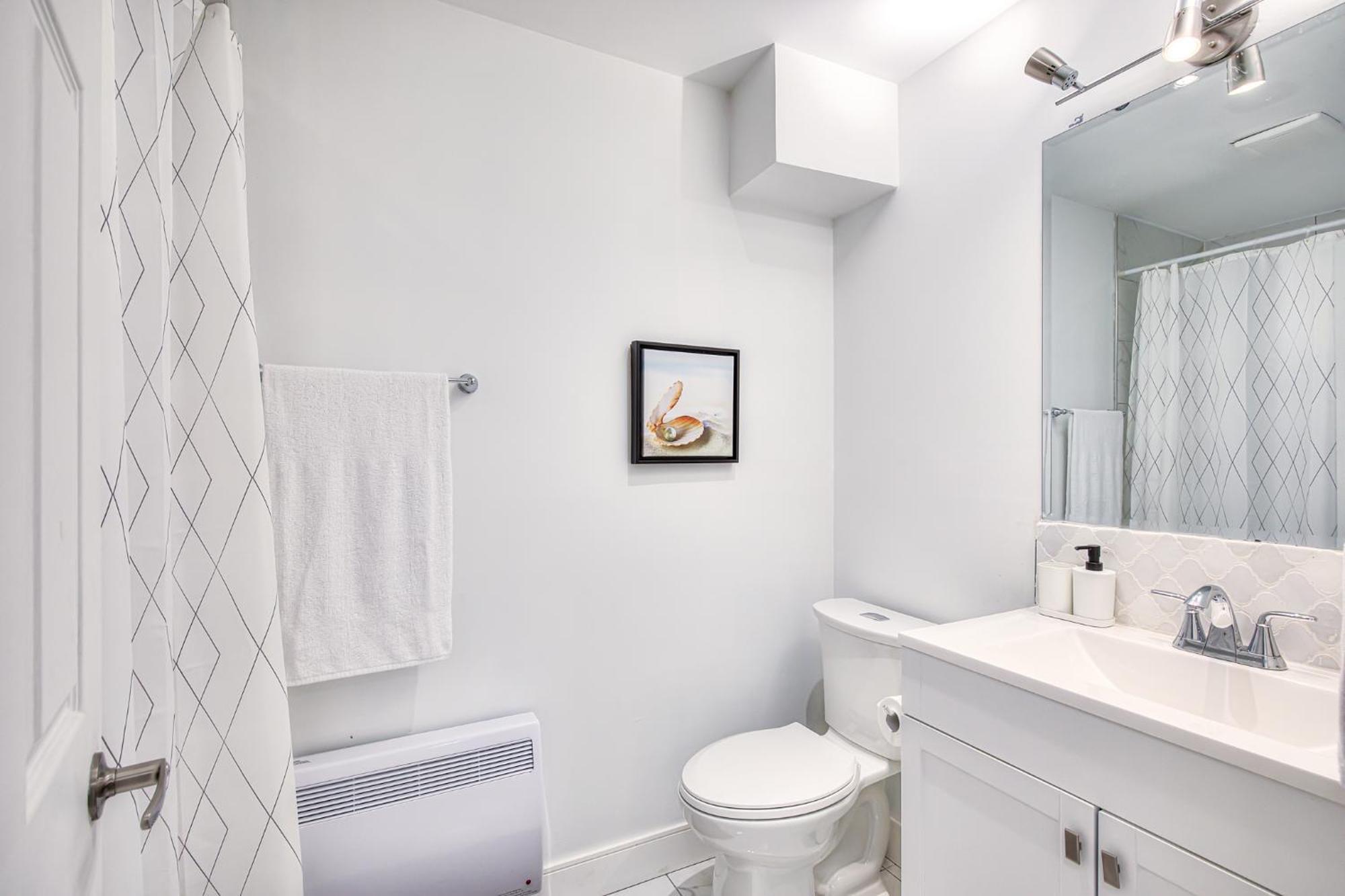 Apartment Charming 2br With Balcony In Montreal