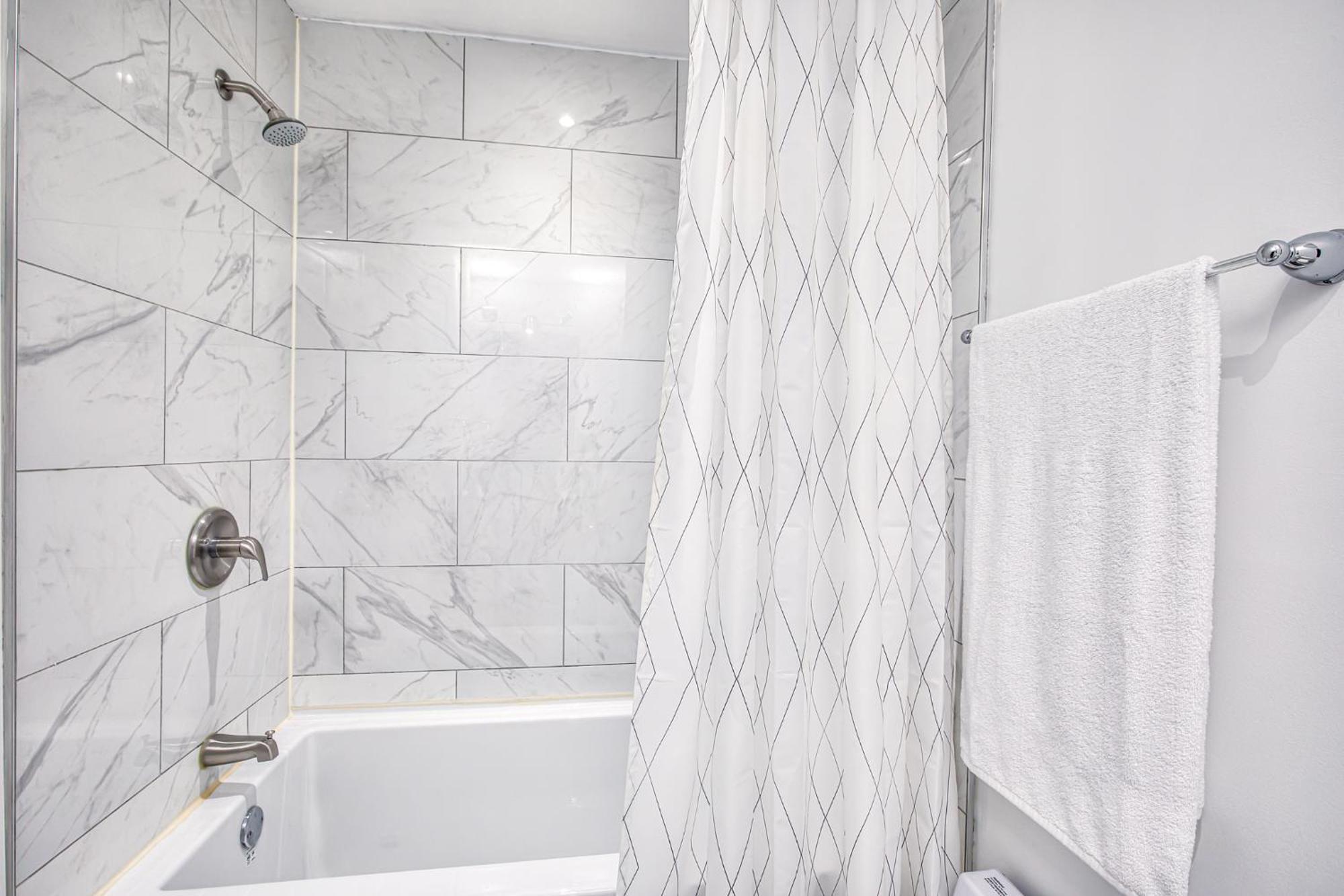 Charming 2br With Balcony In