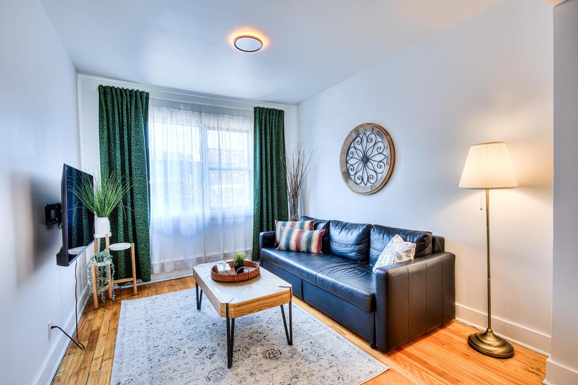 Apartment Plateau Escape & Nightlife Adventures! Downtown Super Value! Full 1br Montreal