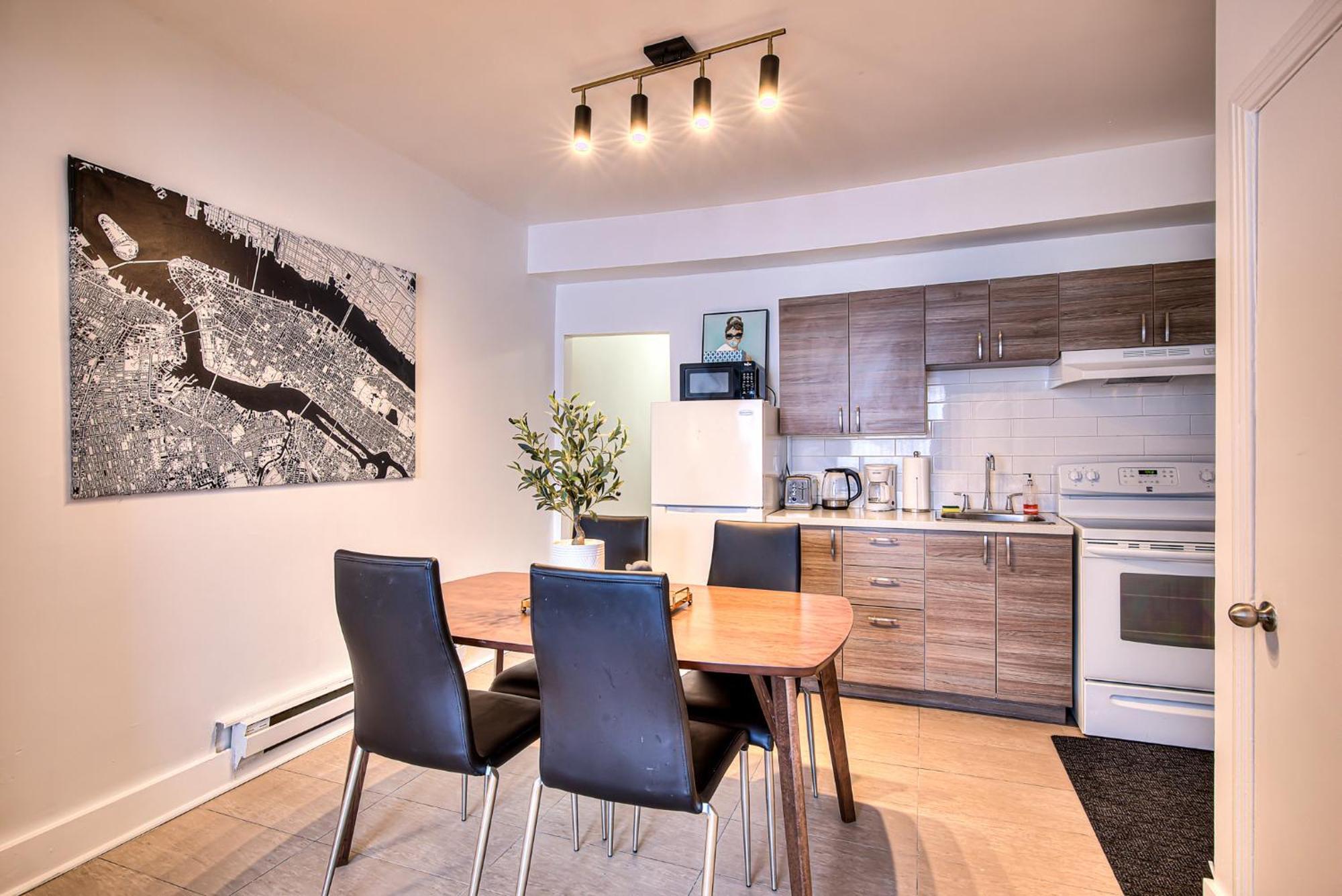 Plateau Escape & Nightlife Adventures! Downtown Super Value! Full 1br Apartment Montreal