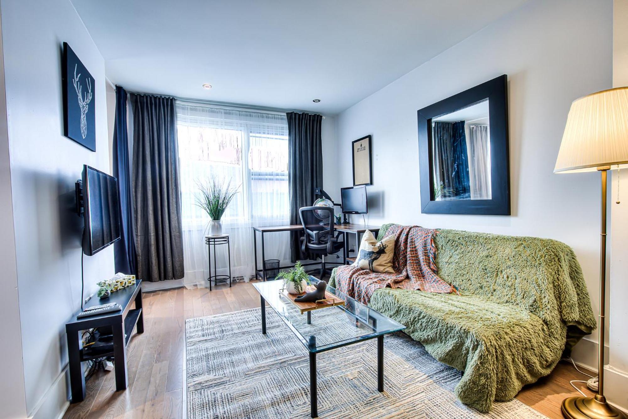 Plateau Escape & Nightlife Adventures! Downtown Super Value! Full 1br Apartment Montreal