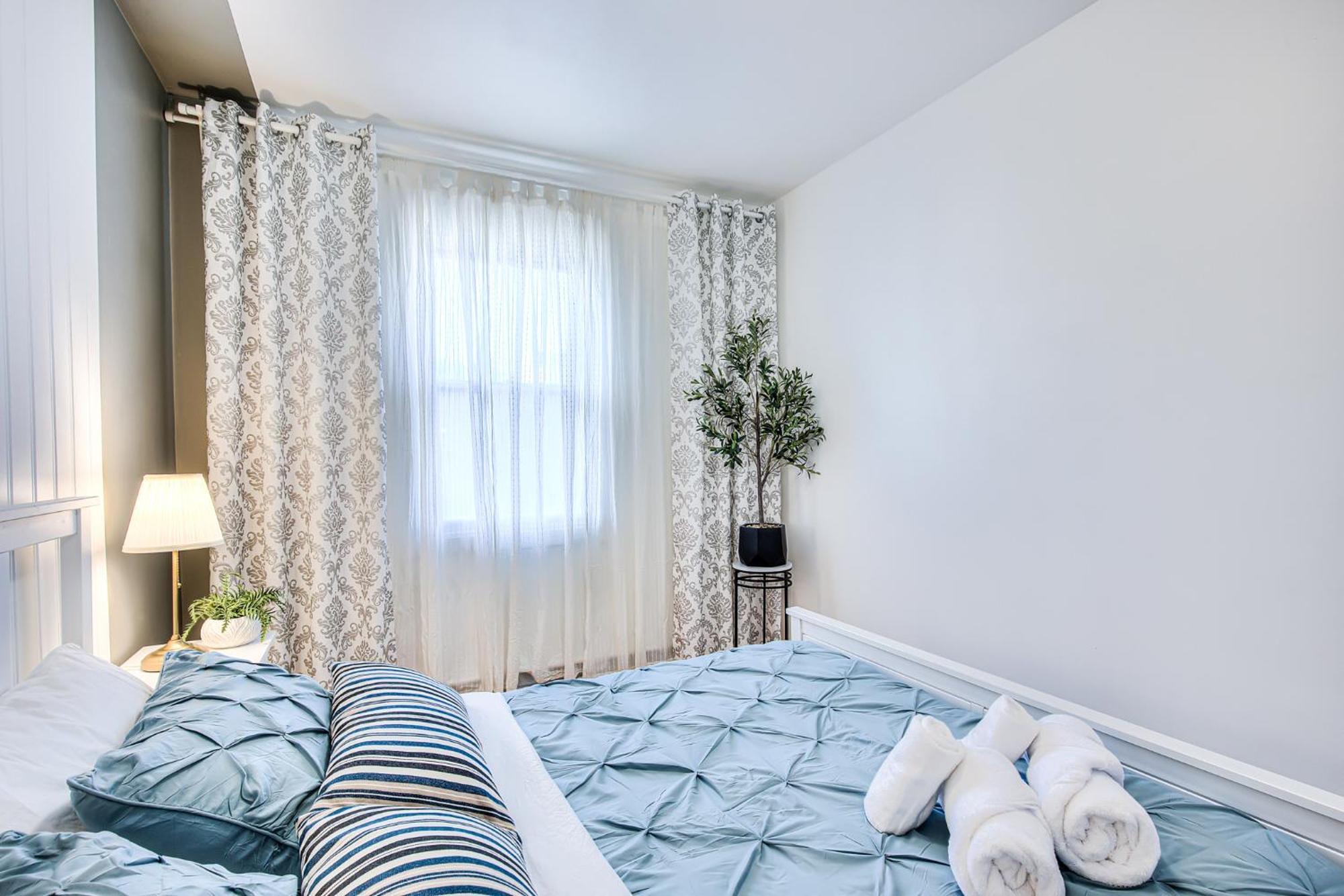 Apartment Plateau Escape & Nightlife Adventures! Downtown Super Value! Full 1br Montreal