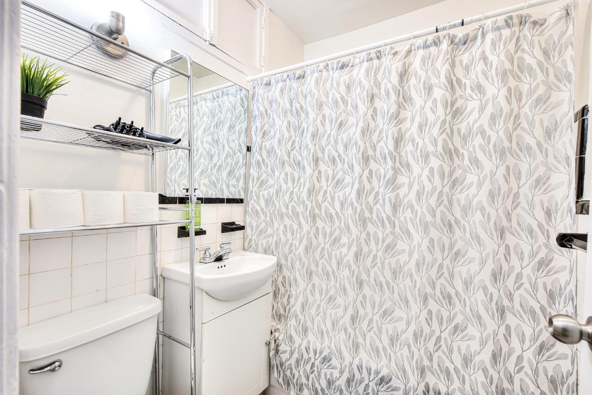 Plateau Escape & Nightlife Adventures! Downtown Super Value! Full 1br * Montreal